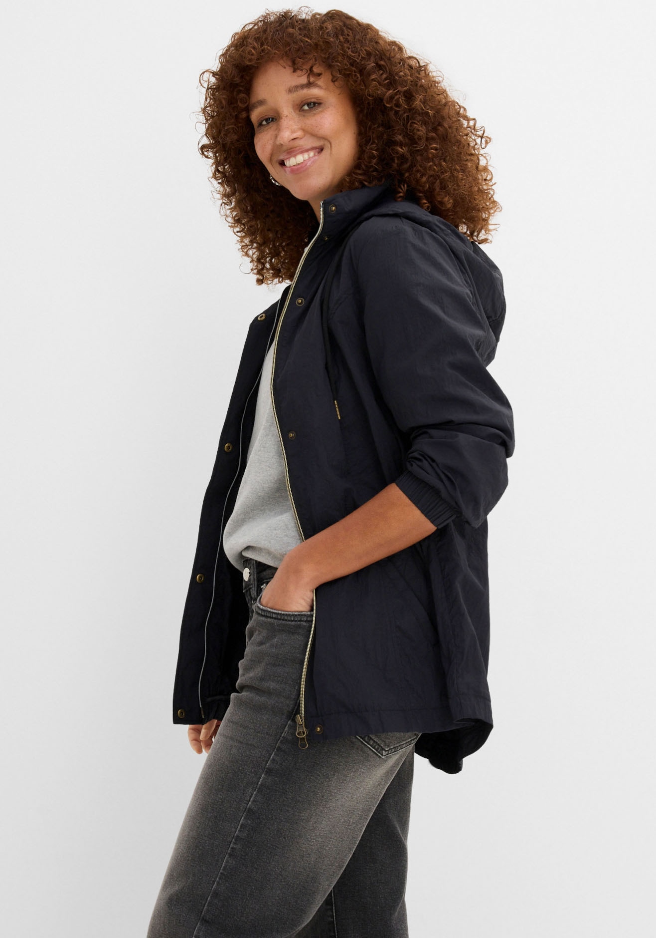 bonprix Allwetterjacke mit Kapuze sportlicher Stil, leichter Parka mit Kapuze, mit seitlichen Taschen