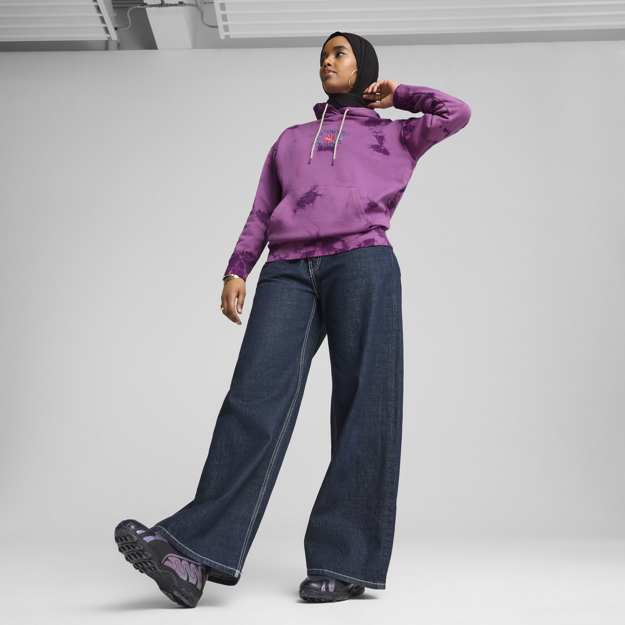 PUMA Hoodie »WARDROBE ESS FLORAL PACK Kurzer figurbetonter Hoodie mit«