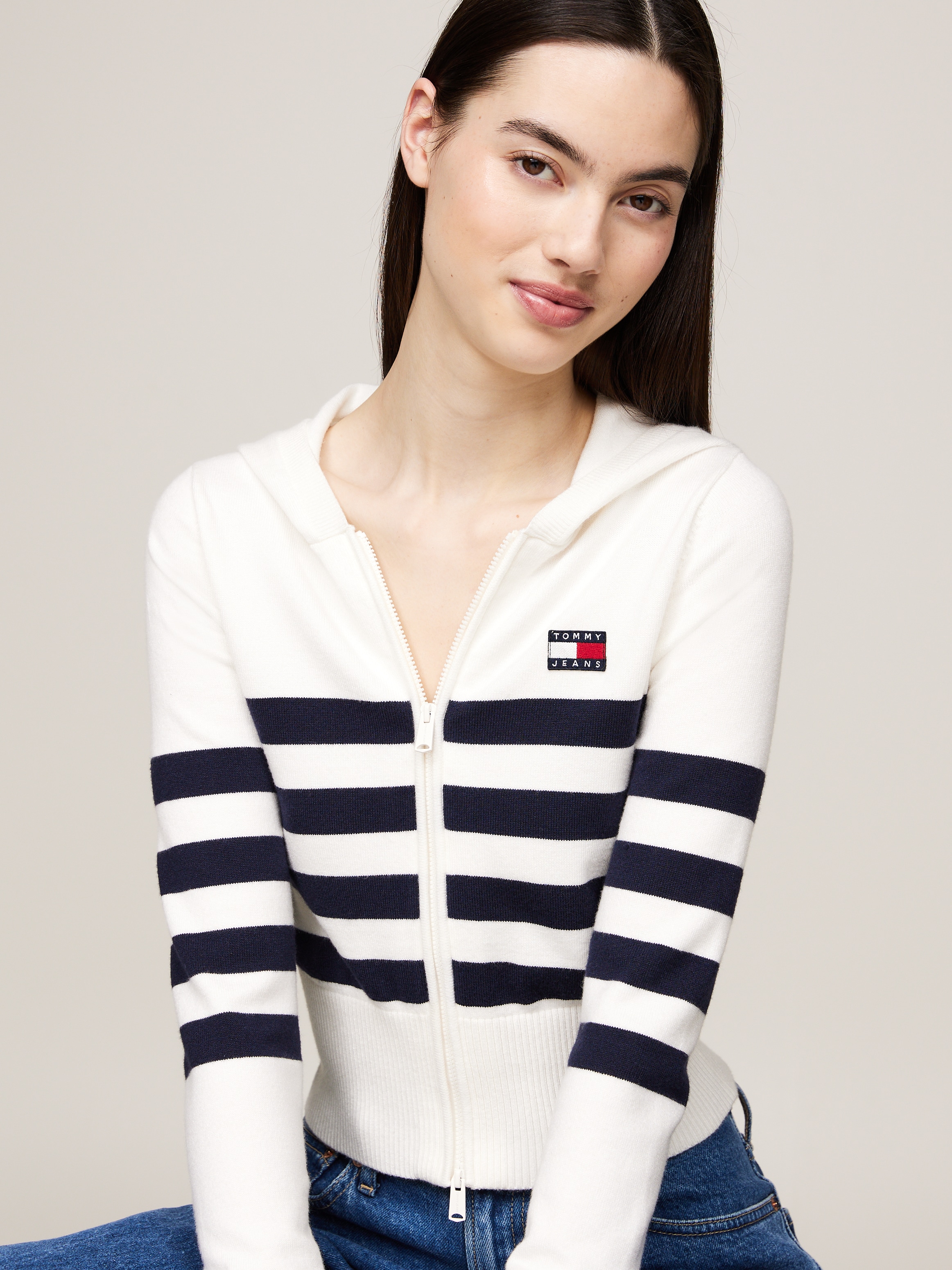 Tommy Jeans Sweatjacke »TJW STRIPE ZIP THRU BADGE HOOD«, mit Tommy Jeans Flagge