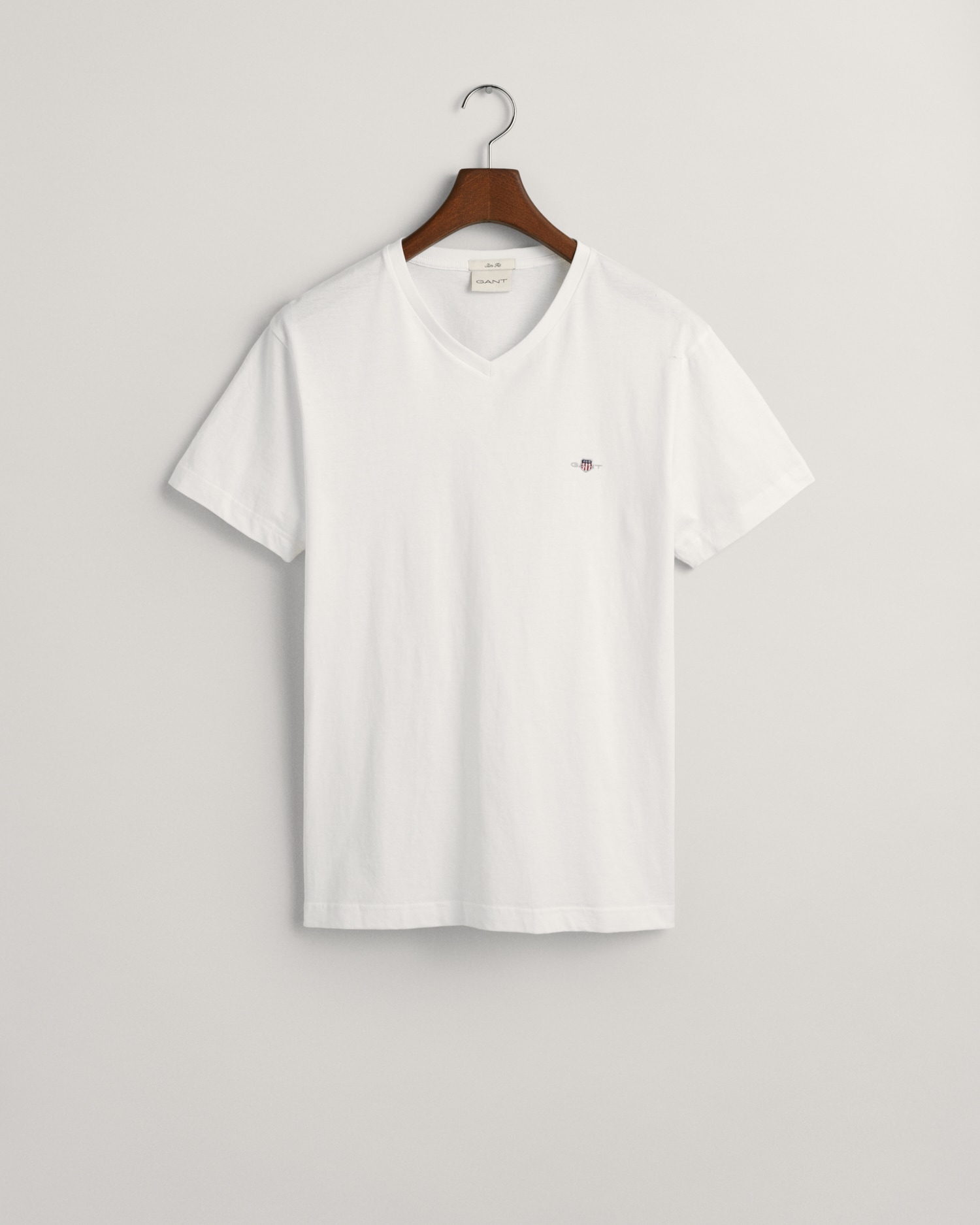 Gant T-Shirt »SLIM SHIELD V-NECK T-SHIRT«, mit einer kleinen Logostickerei auf der Brust