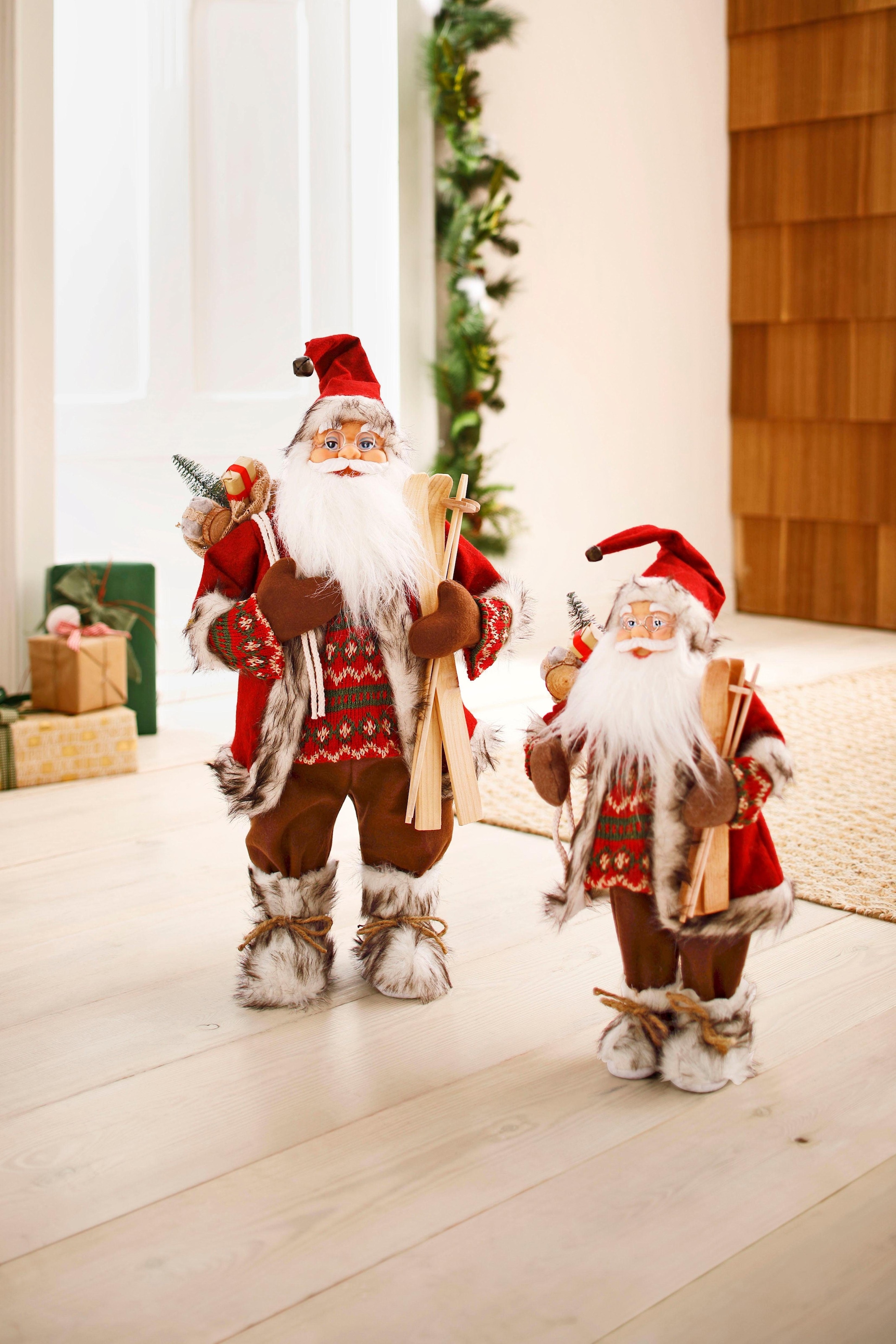 HOSSNER - HOMECOLLECTION Weihnachtsmann »Santa mit Skiern unter dem Arm und Geschenken«, Weihnachtsdeko, Dekofigur, Weihnachtsfigur