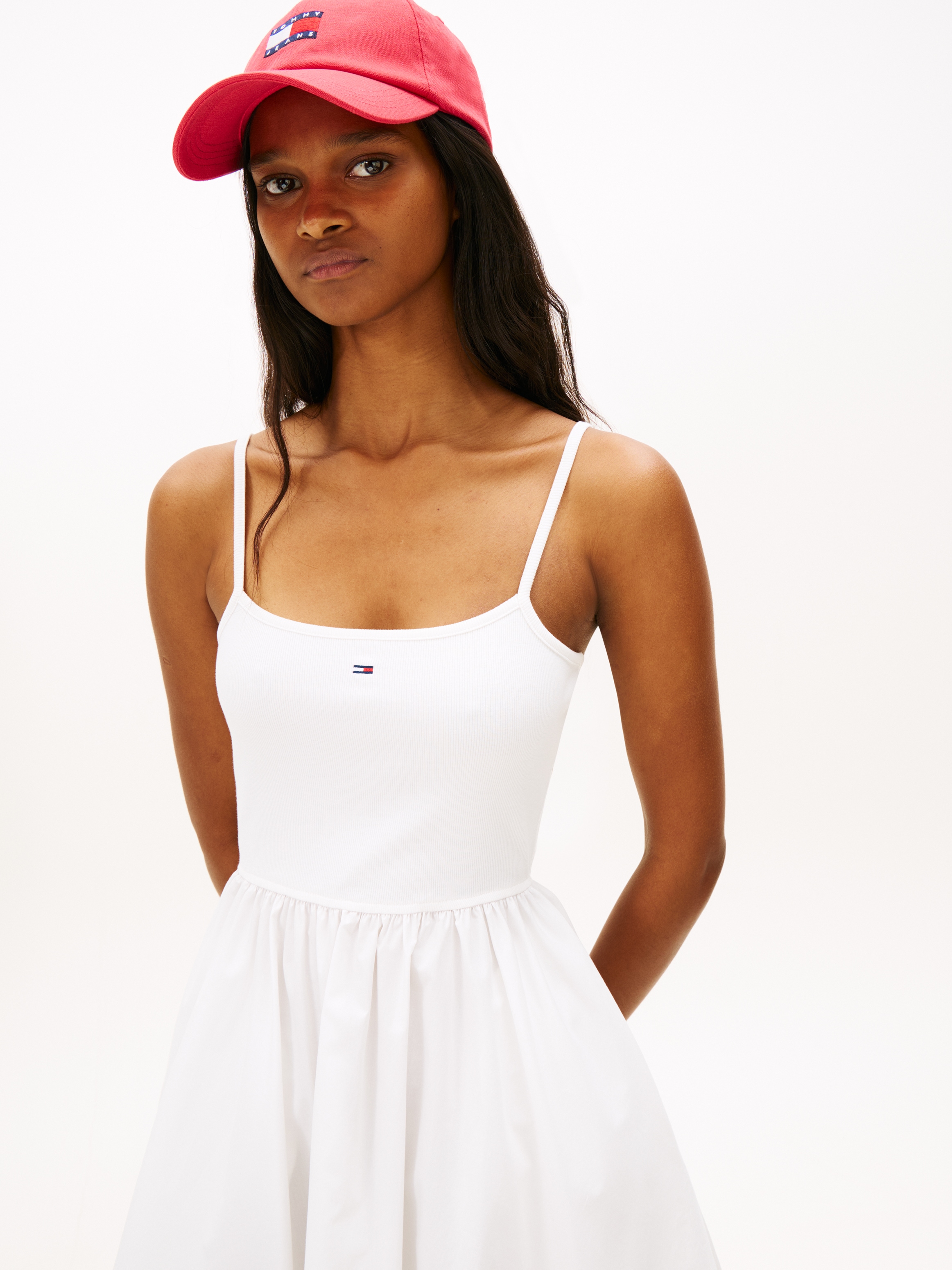 Tommy Jeans Spaghettikleid »TJW RIB POPLIN MIX STRAPPY DRESS« Eingrifftaschen Super Slim mit Falten am Rock