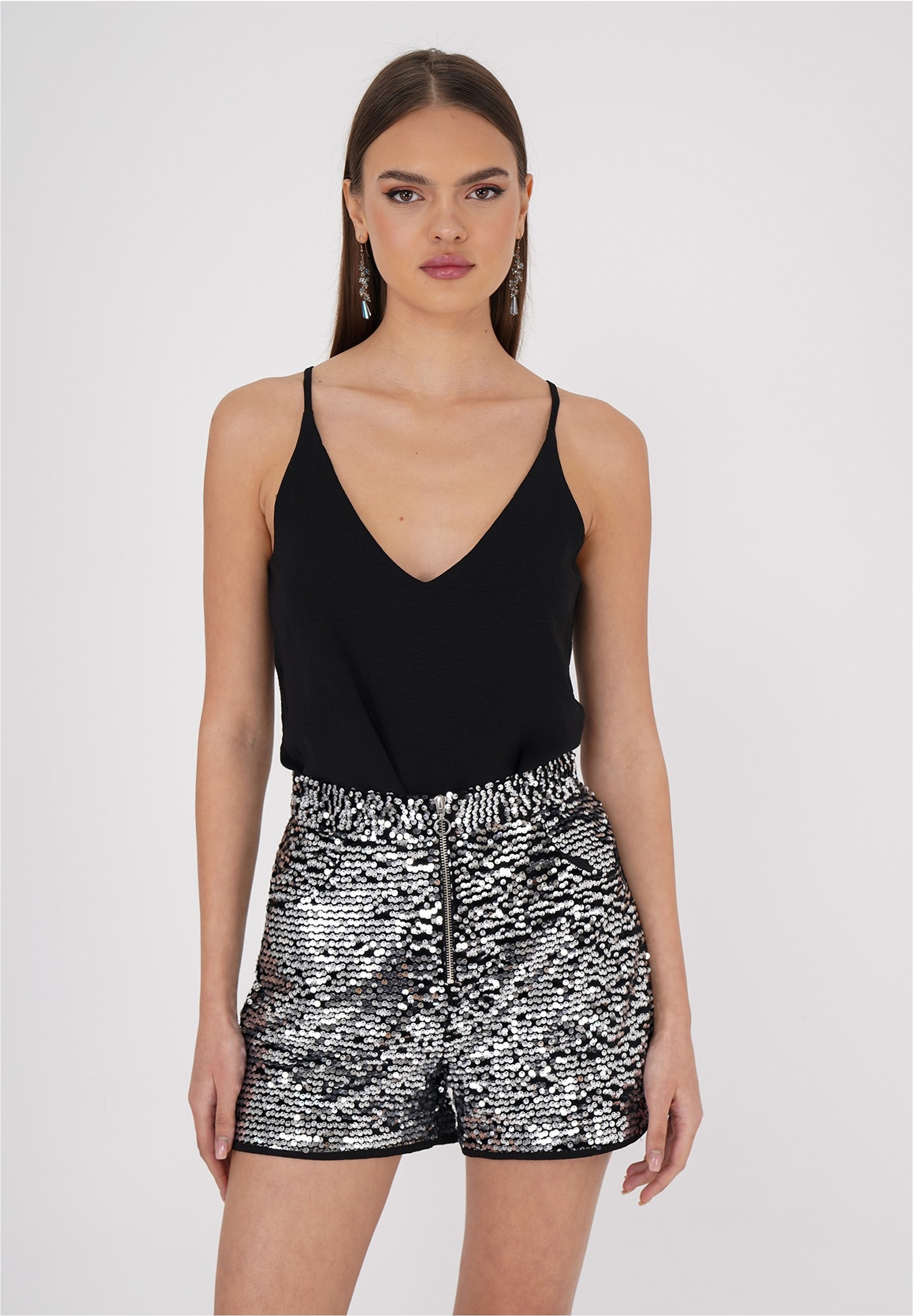 freshlions Shorts »Yara«, mit glitzerndem Paillettenbesatz