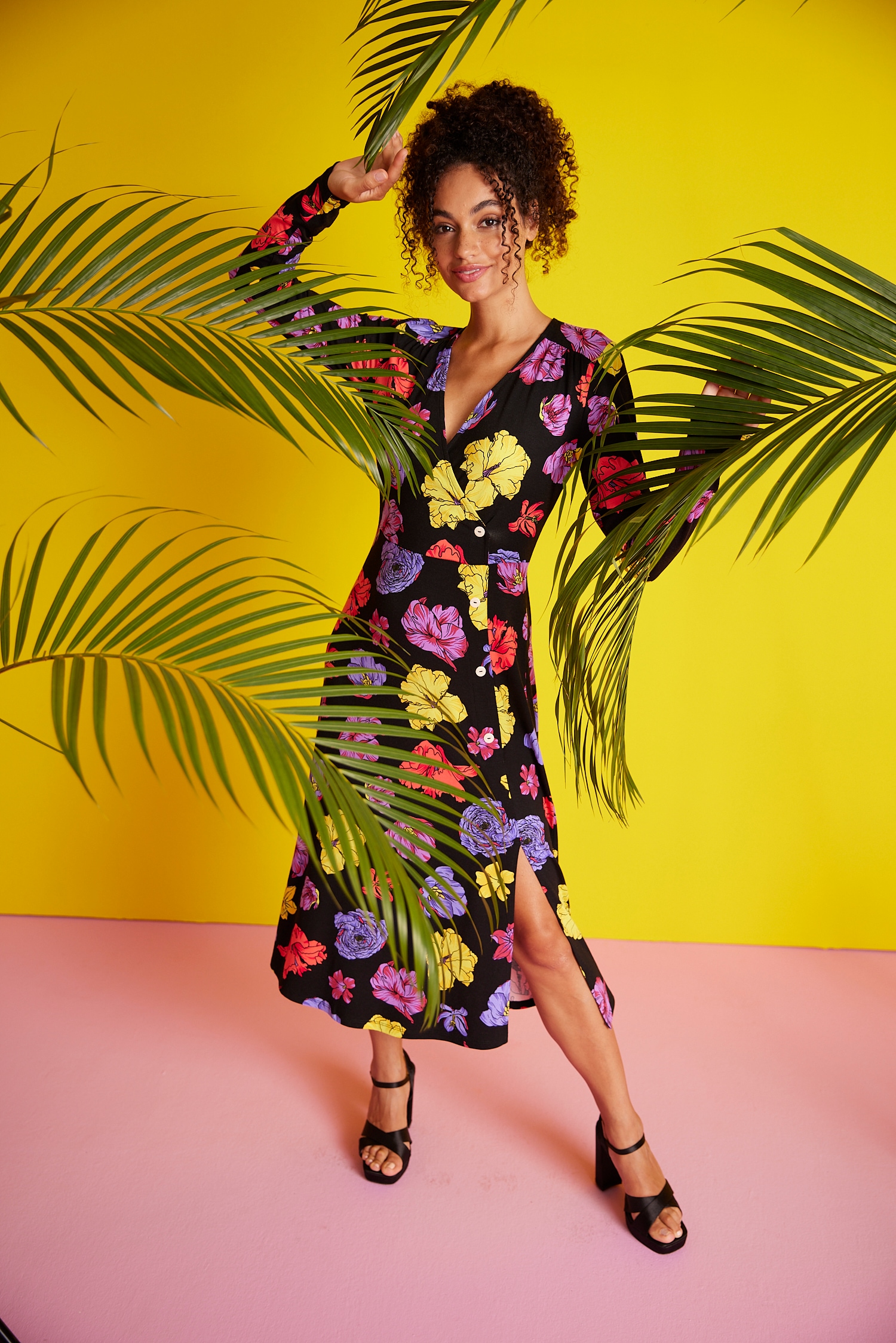 CASUAL bestellen für Aniston bedruckt Jerseykleid, farbenfrohen Blüten KOLLEKTION NEUE mit | - BAUR