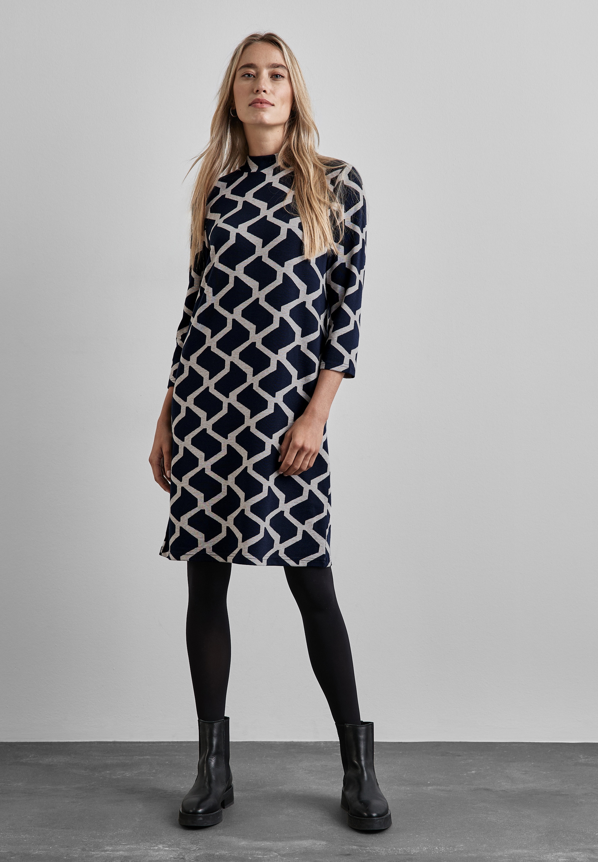STREET ONE Sweatkleid, mit grafischem Muster