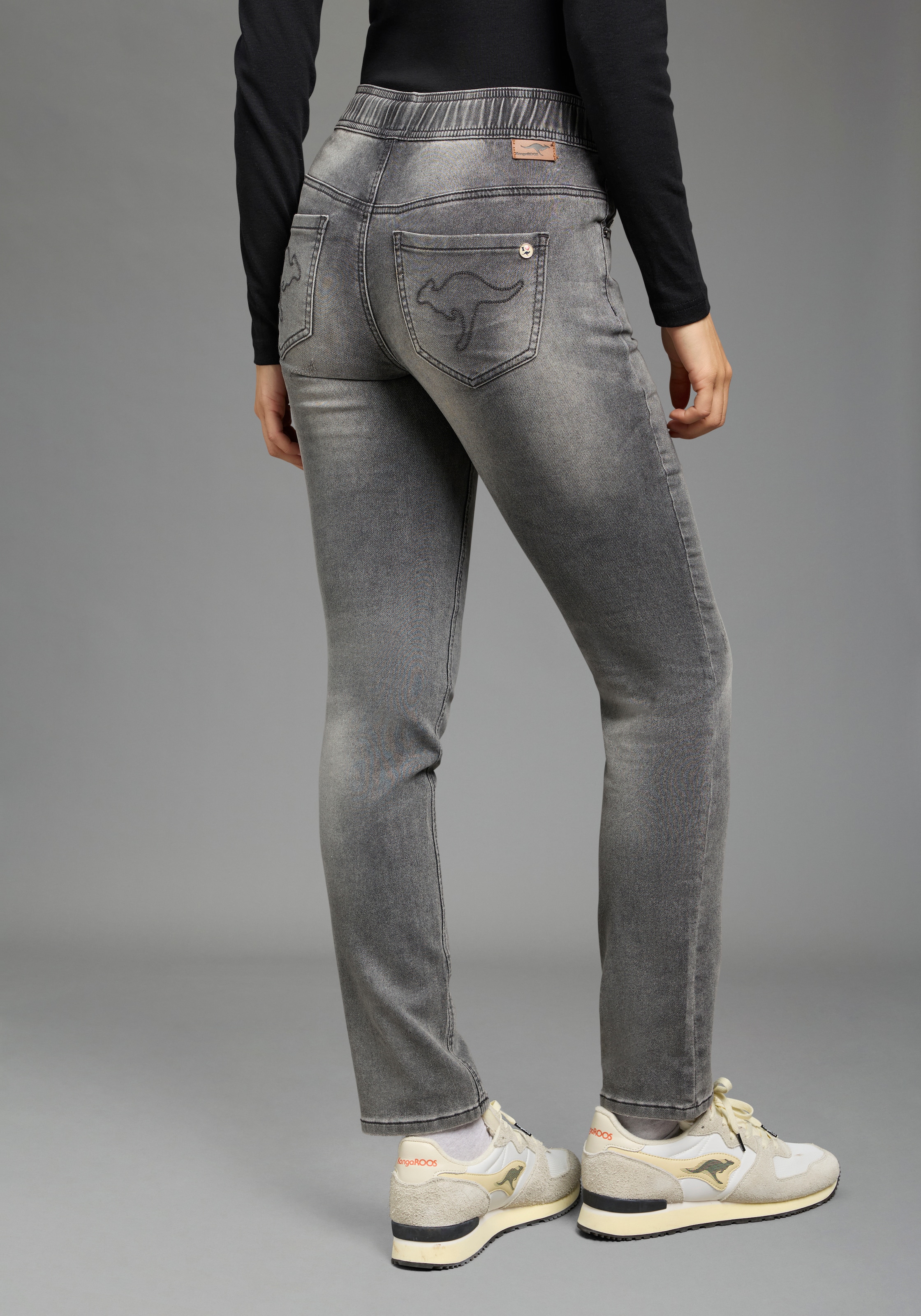 KangaROOS Jogg Pants mit Eingrifftaschen, Gesäßtaschen und Coinpocket, gerader Straight-Fit