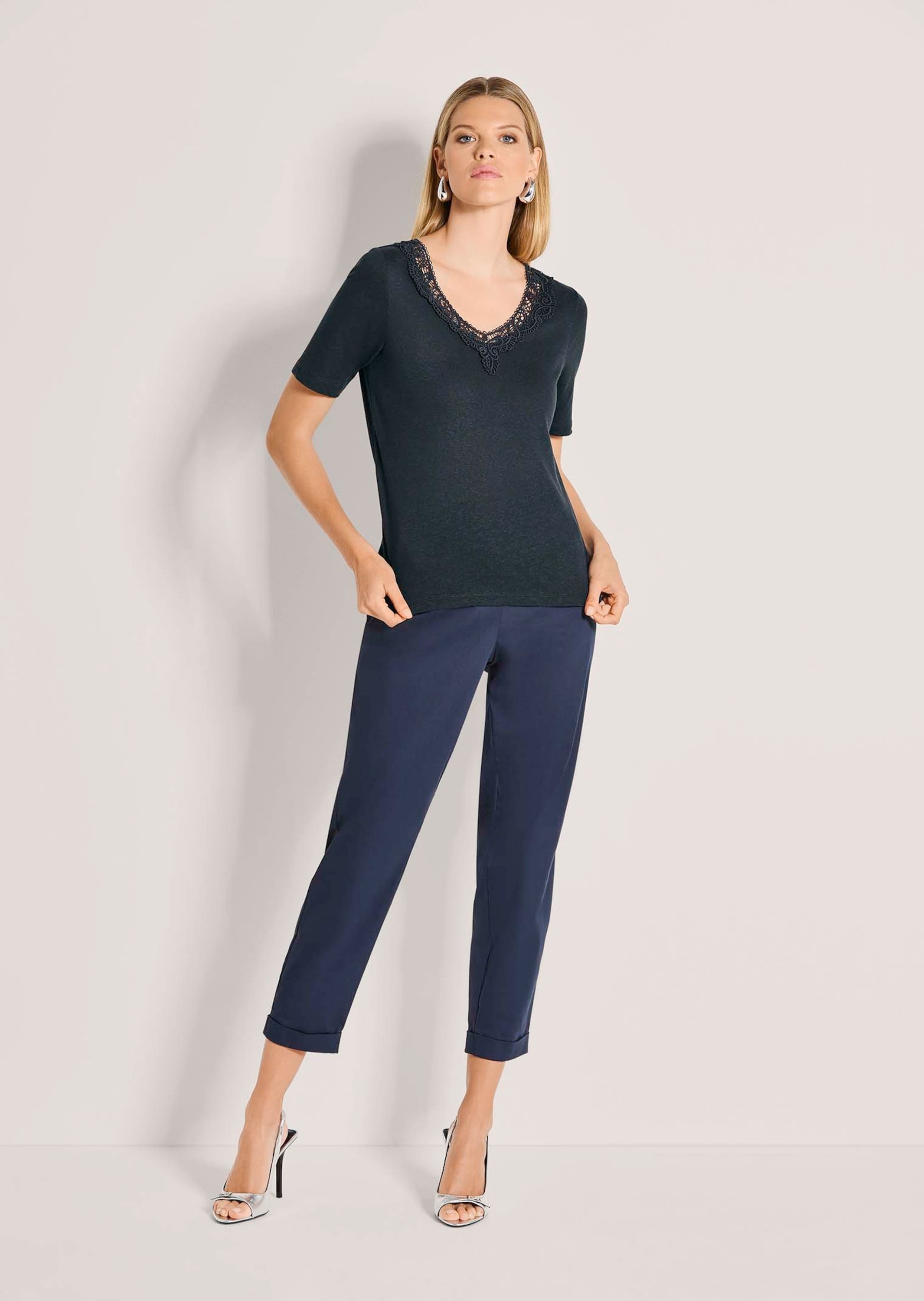 MADELEINE Kurzarmshirt »Shirt Kurzarm Leinen-Shirt mit Spitzenbesatz«