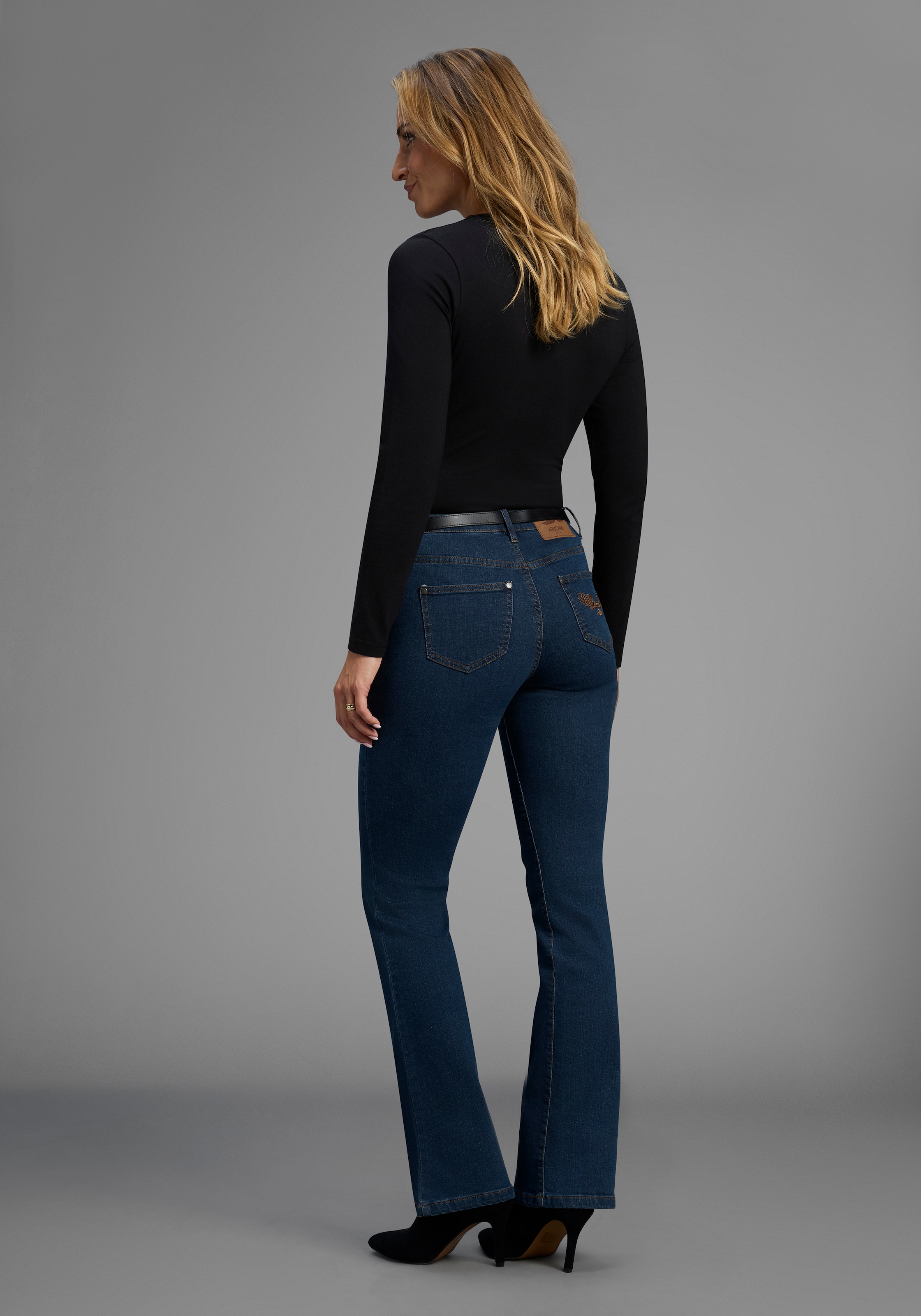 Arizona Bootcut-Jeans »Comfort-Fit«, ausgestellte Beinform, mit Eingrifftaschen, High-Waist