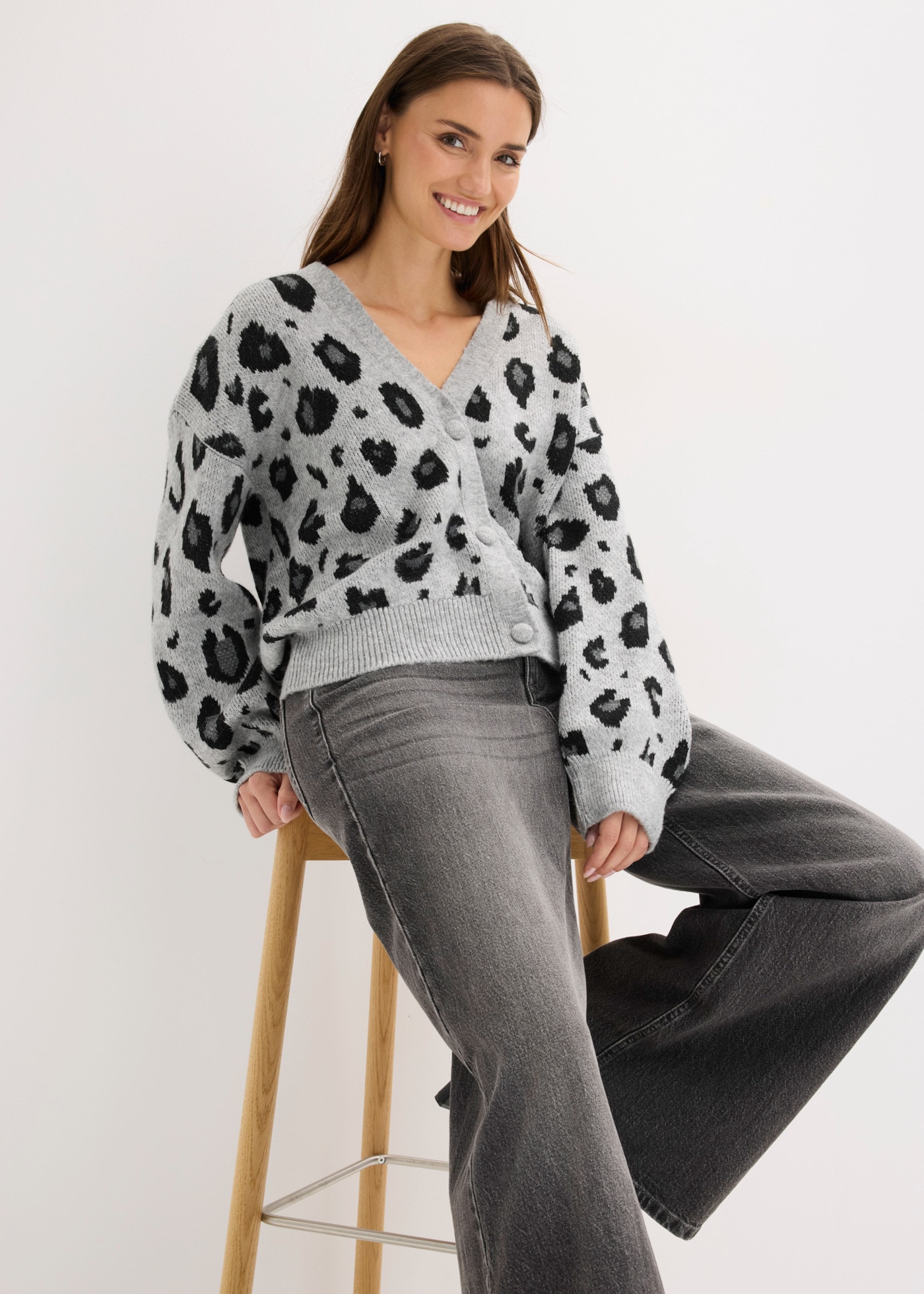 bonprix Strickjacke mit Leo-Design, Oversize-Passform, femininer Stil