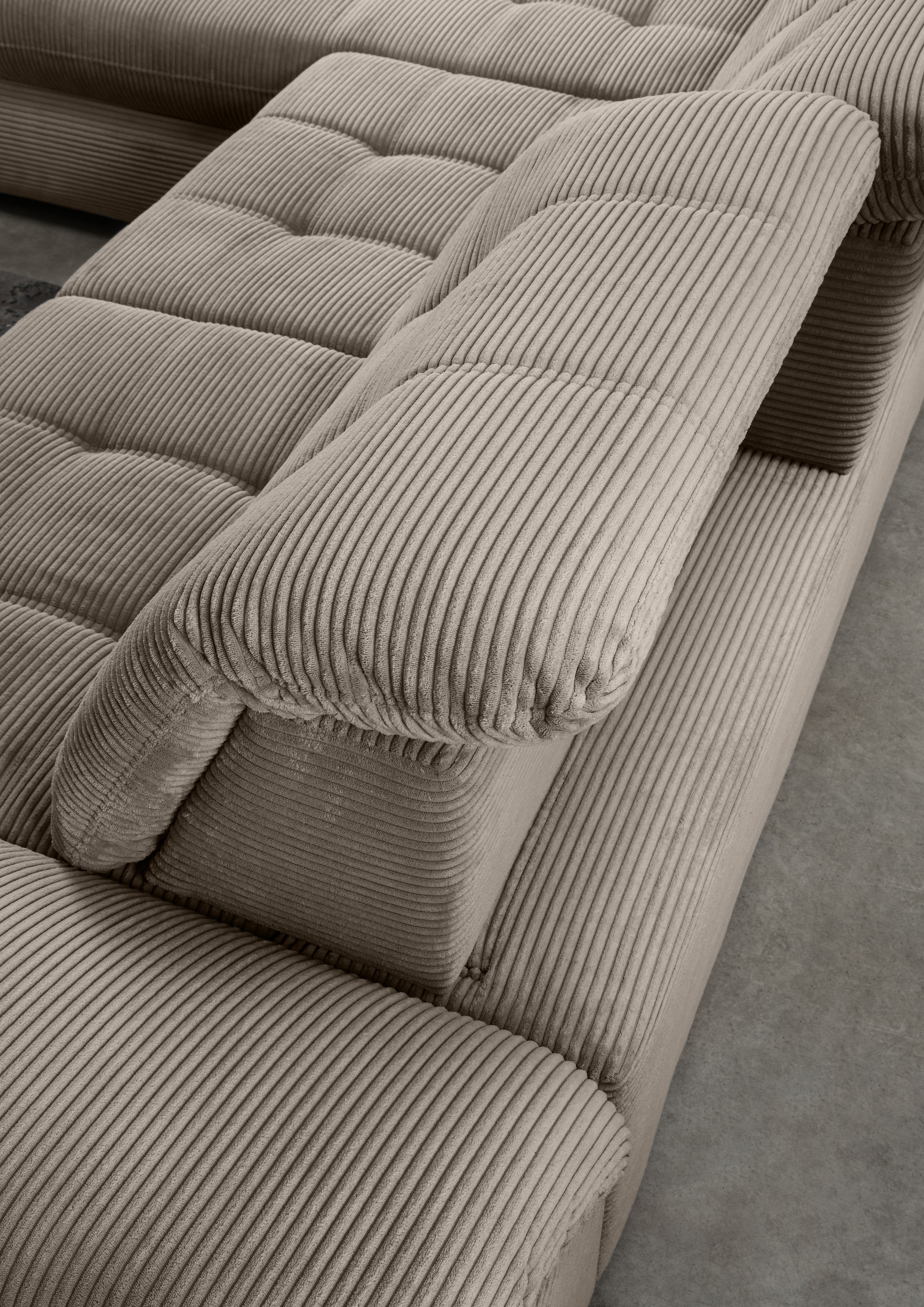 Home affaire Ecksofa »Lazio modern und bequem, schmale Armlehnen, tolle Detailverarbeitung« zwei verschiedene Fußfarben wählbar
