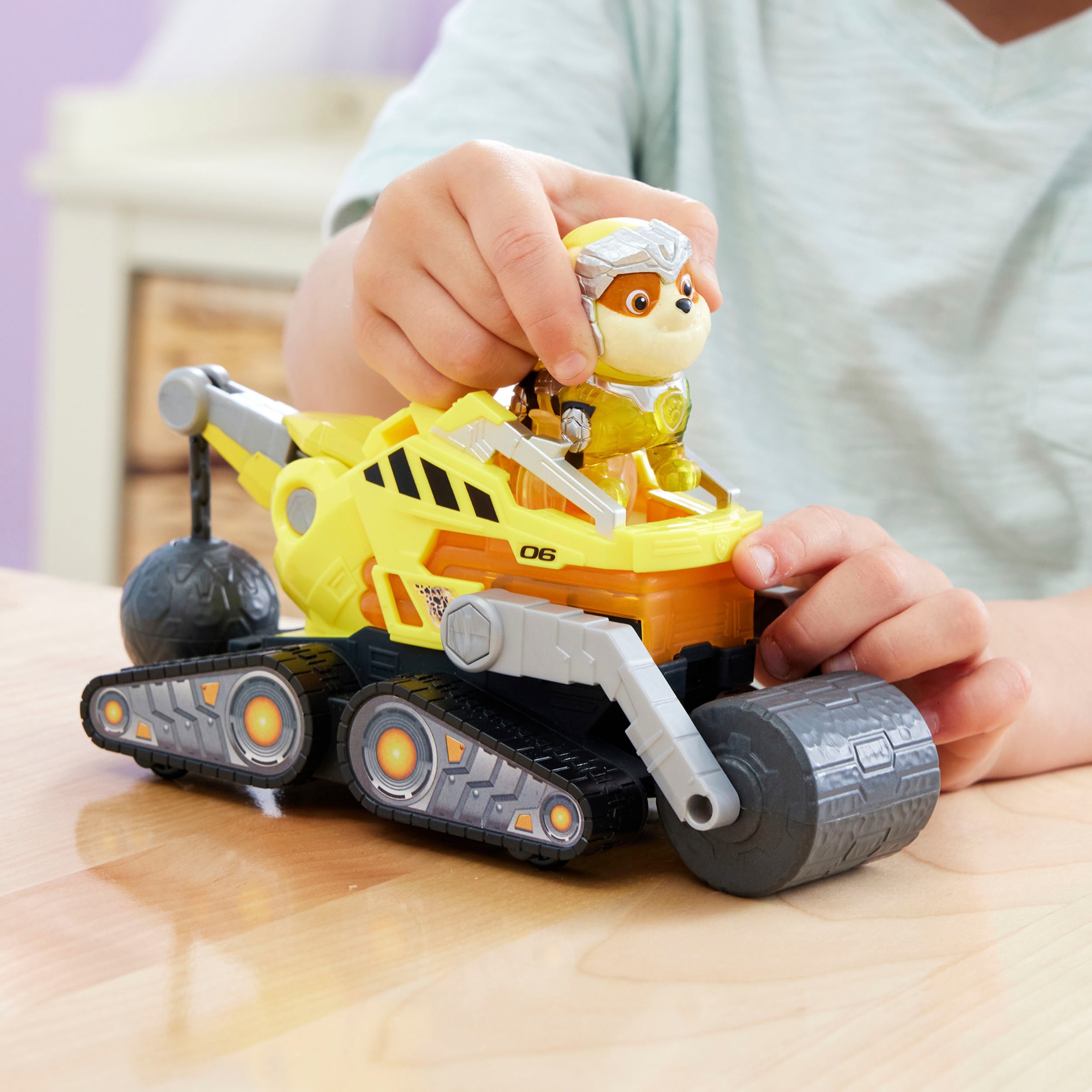 Spin Master Spielzeug-Auto »Paw Patrol - Movie II - Basic Themed Vehicles Rubble«, Baustellenfahrzeug mit Welpenfigur, Licht- und Soundeffekt