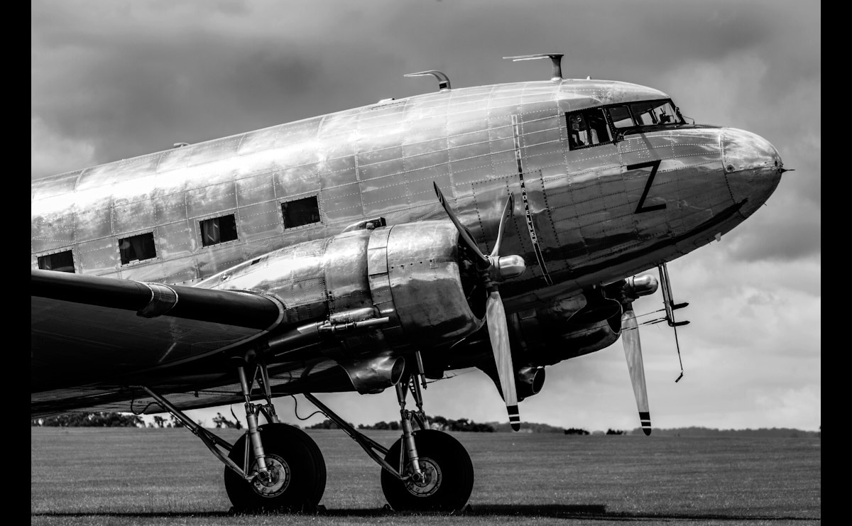 Papermoon Fototapete »Vintage Verkehrsflugzeug Schwarz & Weiß«