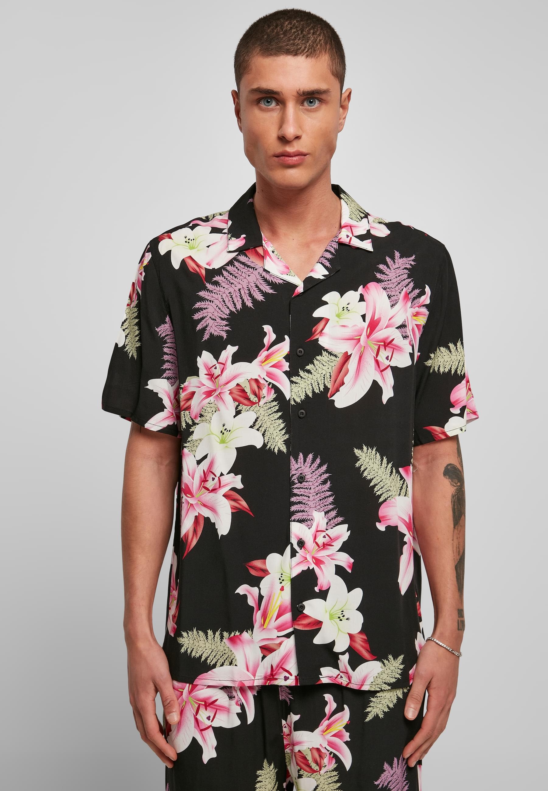 URBAN CLASSICS Kurzarmhemd »Urban Classics Herren Viscose AOP Resort Shirt«, (1 tlg.)