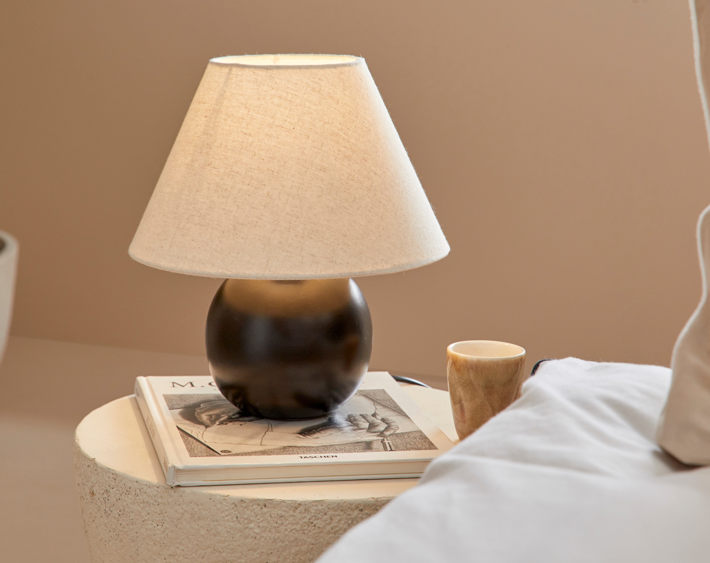 LeGer Home by Lena Gercke Schreibtischlampe »Amara, Tischlampe mit Schnurschalter exkl 1x E27 max 40W, Stoffschirm«, 1 flammig, Leuchtmittel E27 | Leuchtmittel wechselbar, Keramik Fuß, Schirm beige Kegelform, Höhe 29cm Ø 25cm Nachttischlampe