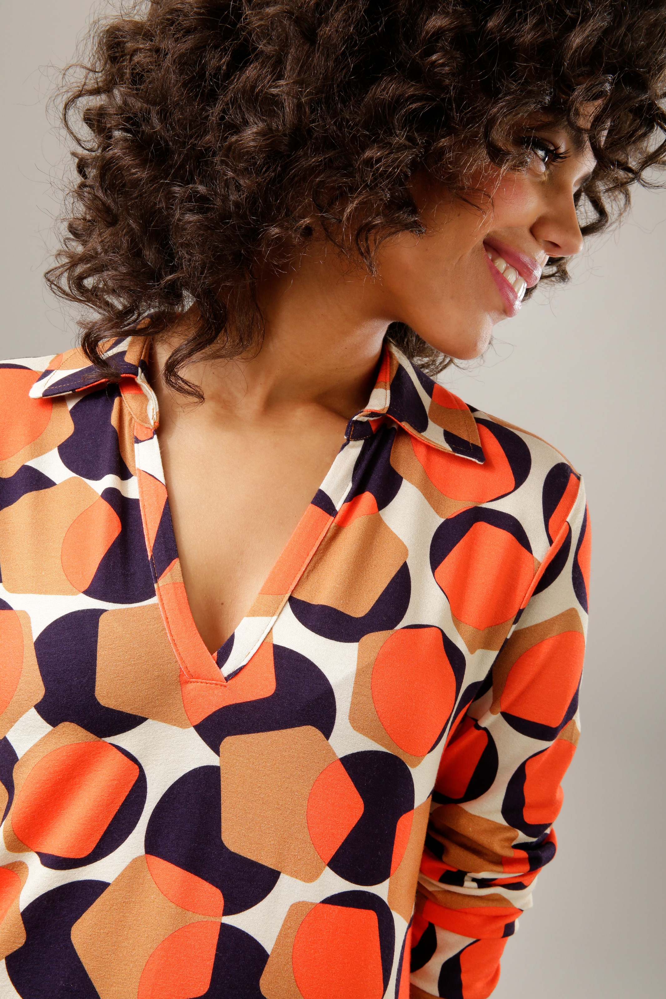 Aniston CASUAL BAUR Retro-Muster kaufen mit NEUE | Teil - KOLLEKTION jedes - Shirtbluse, Unikat online trendigem ein