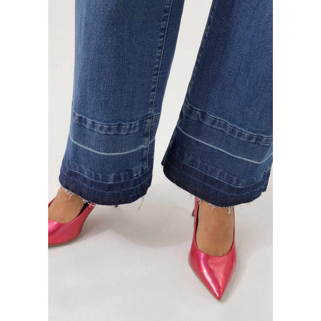 Aniston CASUAL Straight-Jeans, mit trendiger Waschung am leicht ausgefranstem Saum - NEUE KOLLEKTION