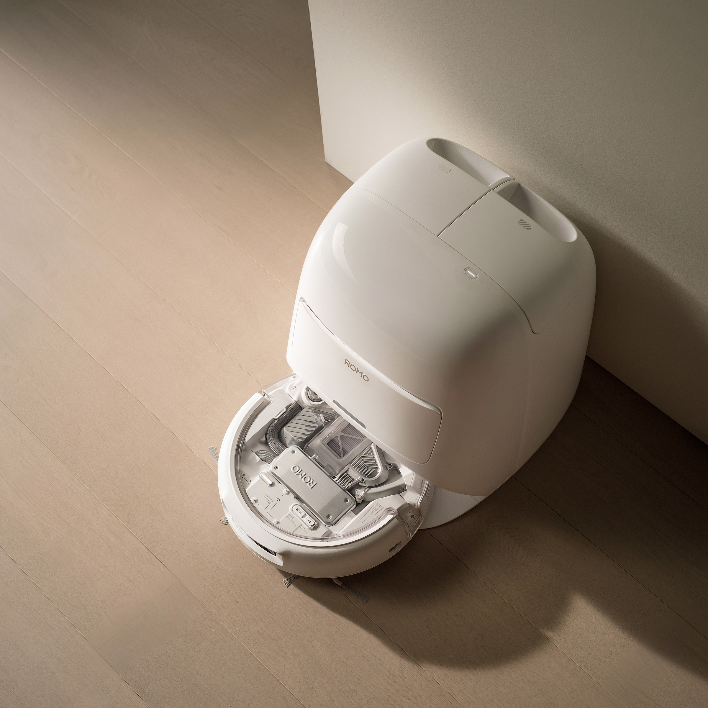 DJI Saugroboter »DJI ROMO A« Transparenter Saugroboter mit weißer Station und App-Steuerung