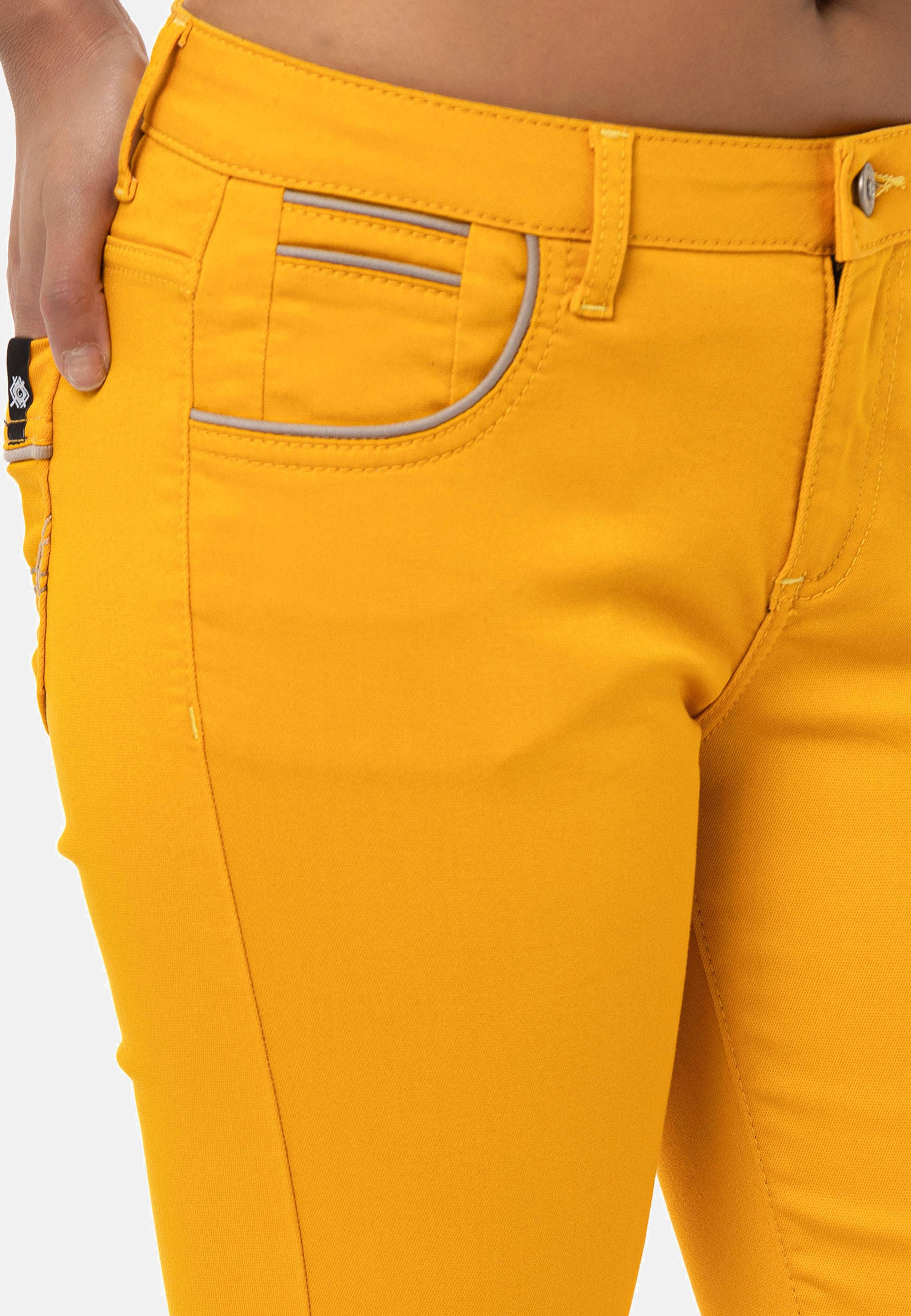 Cipo & Baxx Shorts, in extravagantem Look