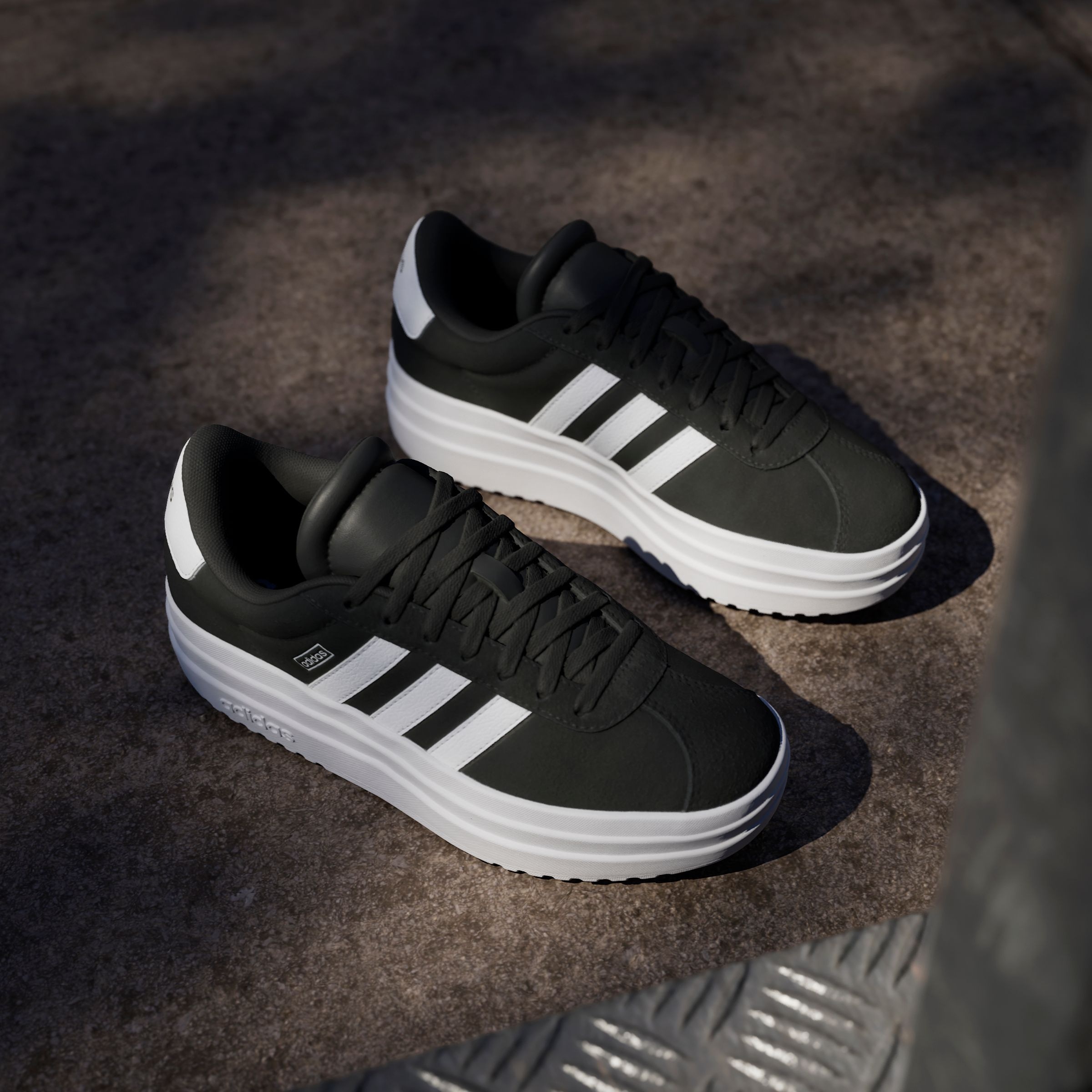 adidas Sportswear Plateausneaker »VL COURT BOLD LIFESTYLE KIDS«, Design auf den Spuren des adidas Gazelle Bold