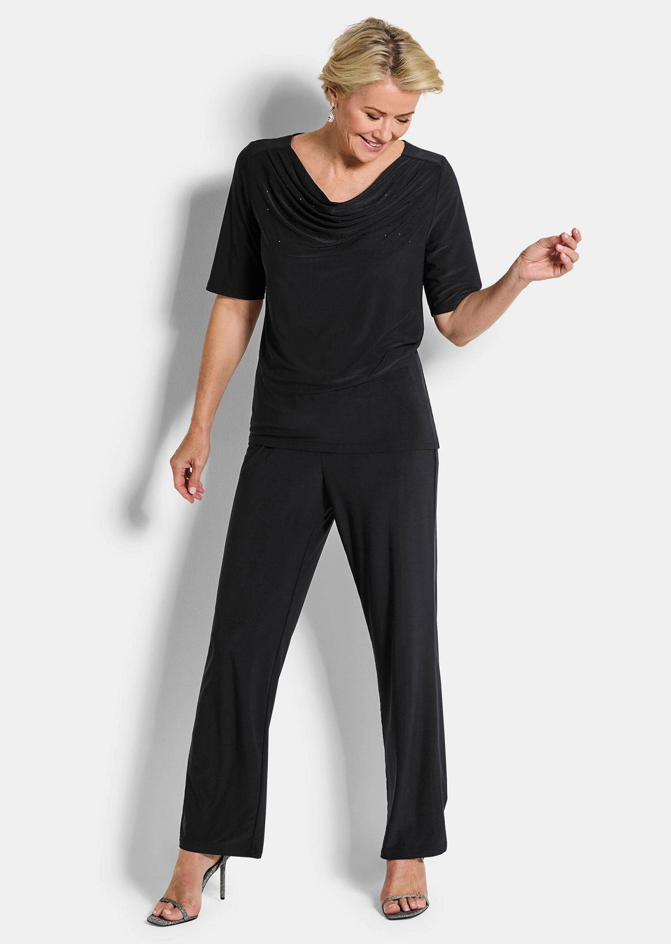 GOLDNER Kurzarmshirt »Jerseyshirt mit Glitzersteinen« Ton in Ton Hotfix am Wasserfallausschnitt