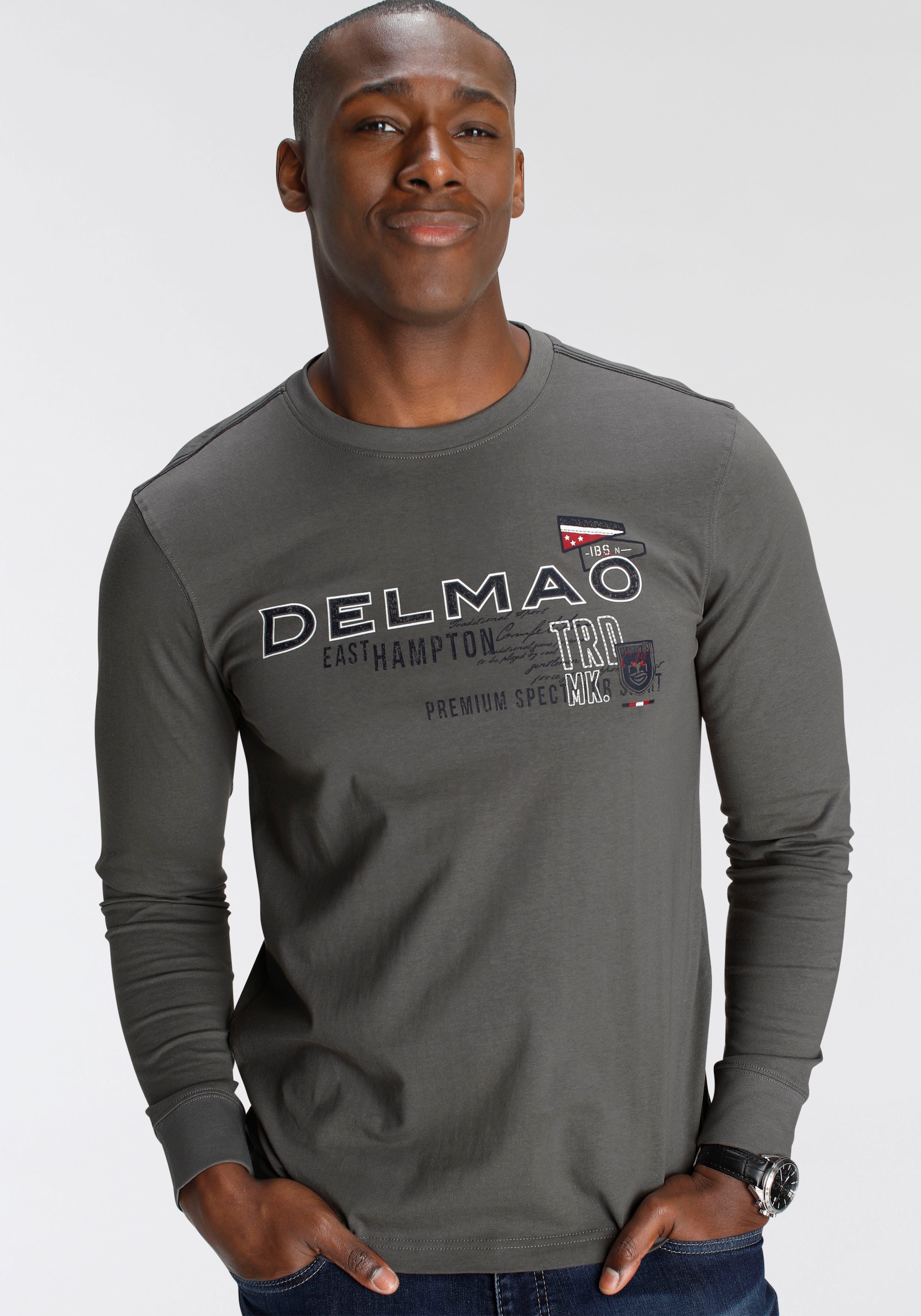 DELMAO Langarmshirt, schmale Passform, bedruckt, Rundhalsausschnitt, aus Ba günstig online kaufen