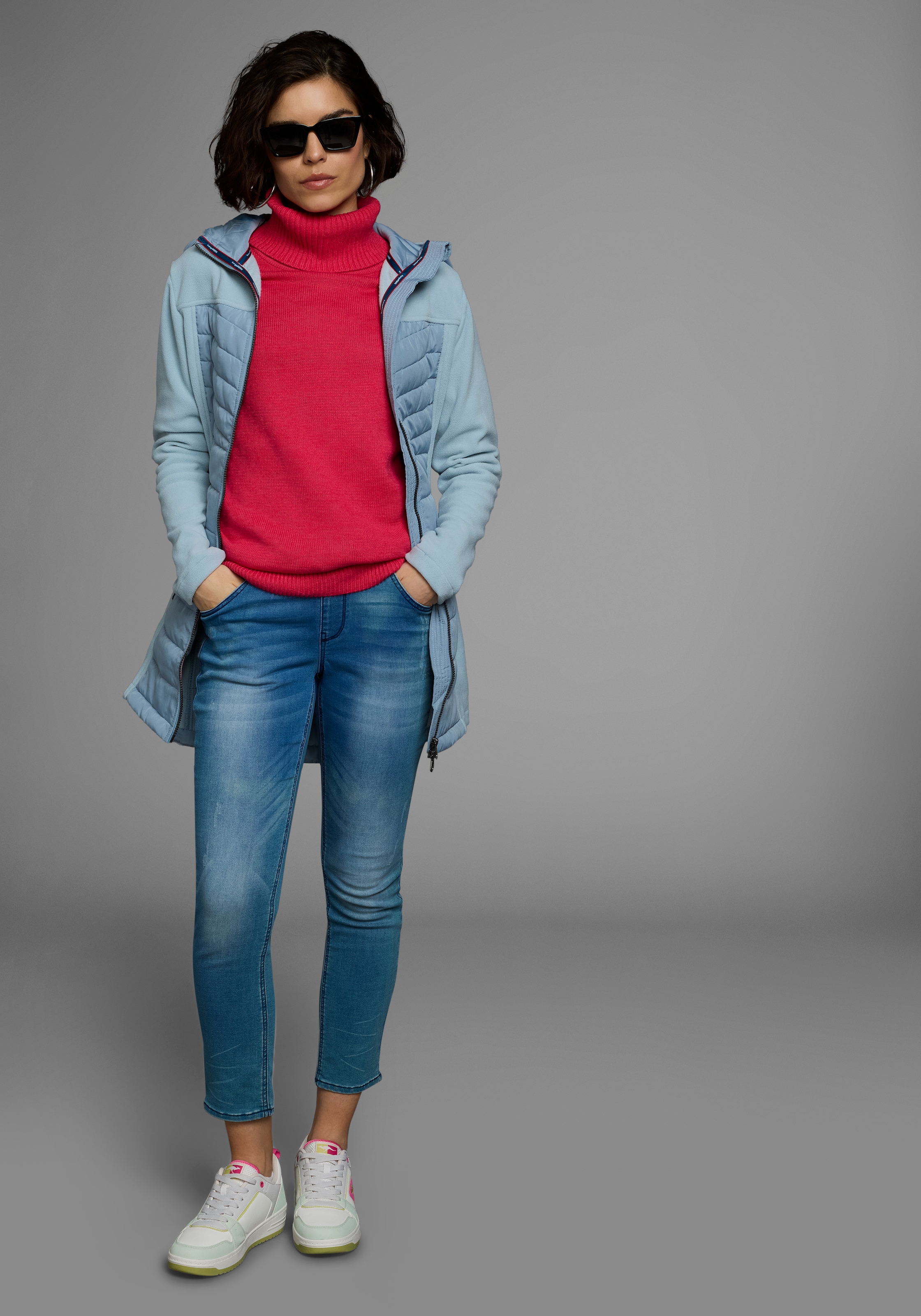 KangaROOS Langjacke, mit Kapuze, leichter Webstoff, figurbetonter Schnitt, mit Kapuze