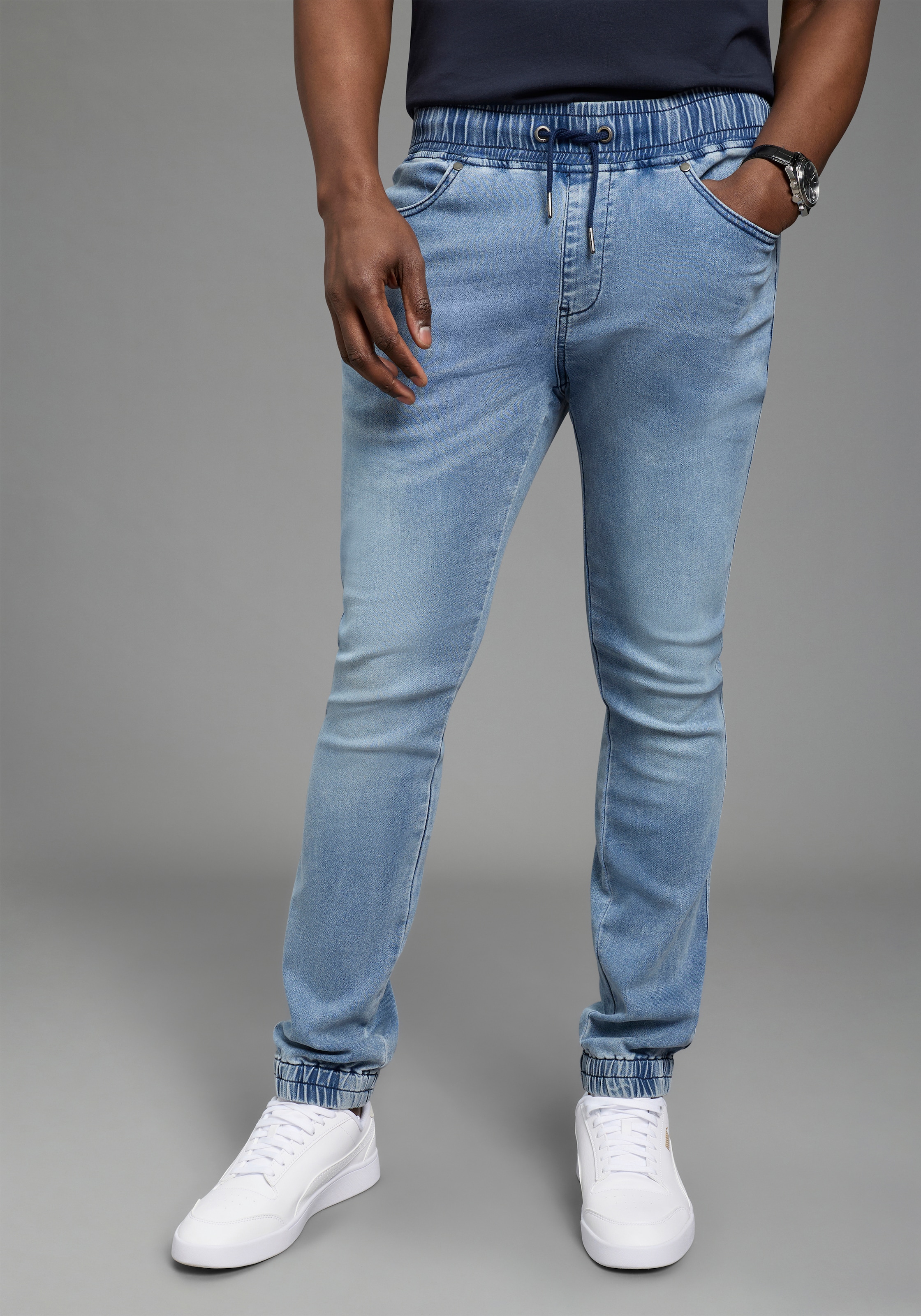 DELMAO Jogg Pants gerade geschnittenes Bein, mit Gummizug am Bund und Beina günstig online kaufen