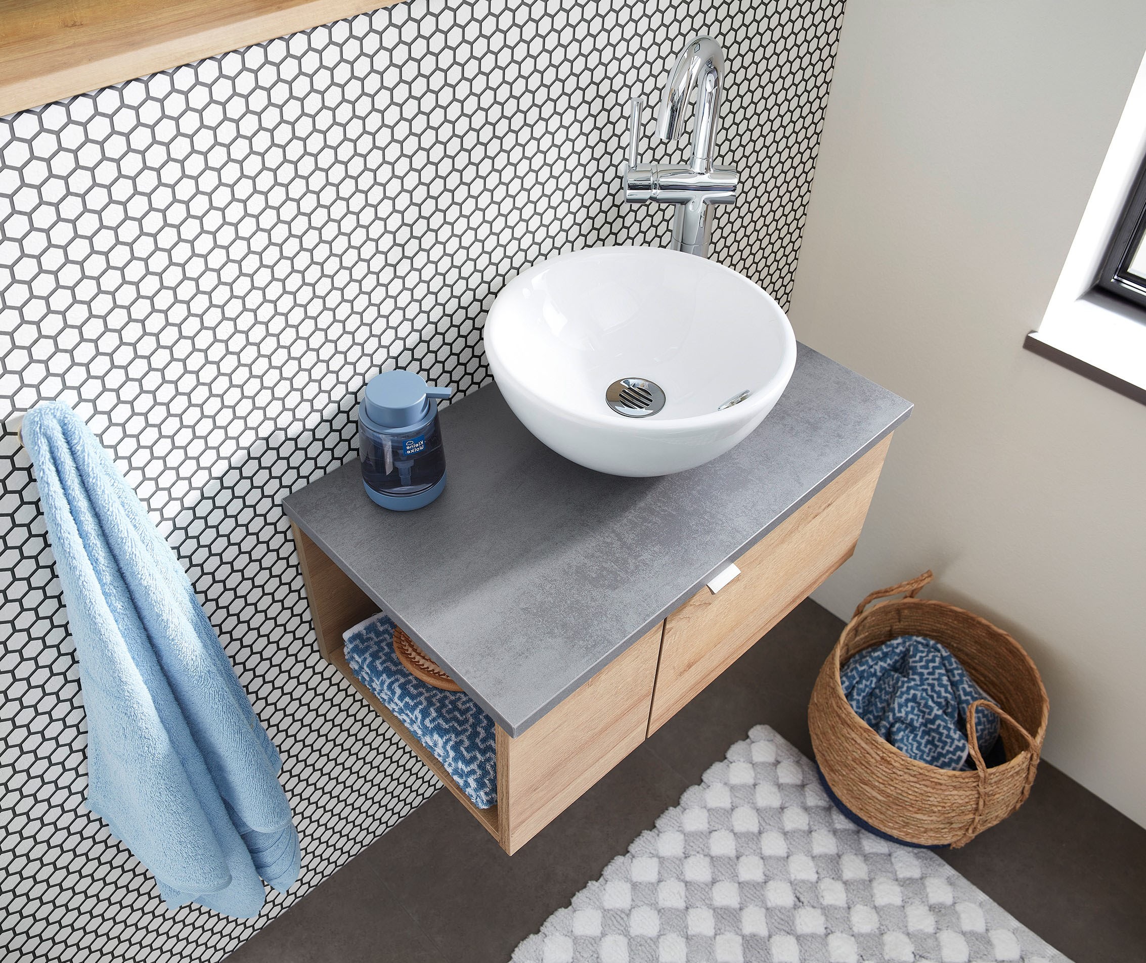 Saphir Badmöbel-Set »Serie 6915«, (4 St.), Gäste-Bad, 70 cm breit, mit LED-Spiegel, offenem Fach und 2 Türen