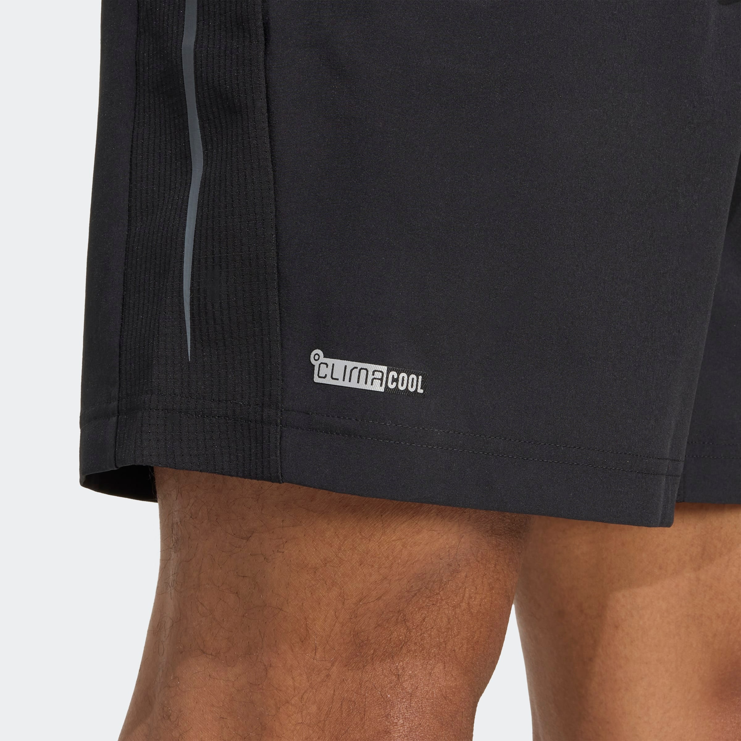 adidas Performance Shorts »TECH APP GFXSHO«  aus weichem Stretchmaterial, mit Mesh-Belüftungseinsatz