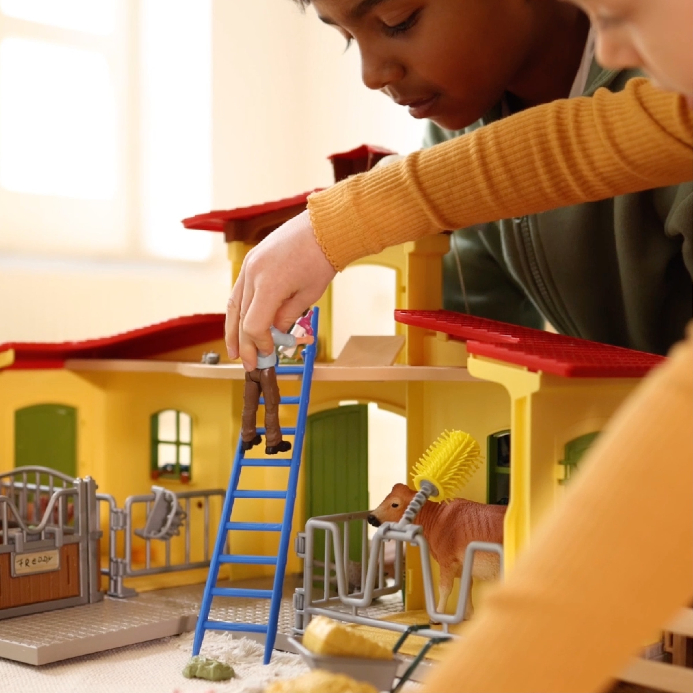 Schleich® Spielwelt »FARM WORLD, Großer Stall mit Tieren und Zubehör (42605)«