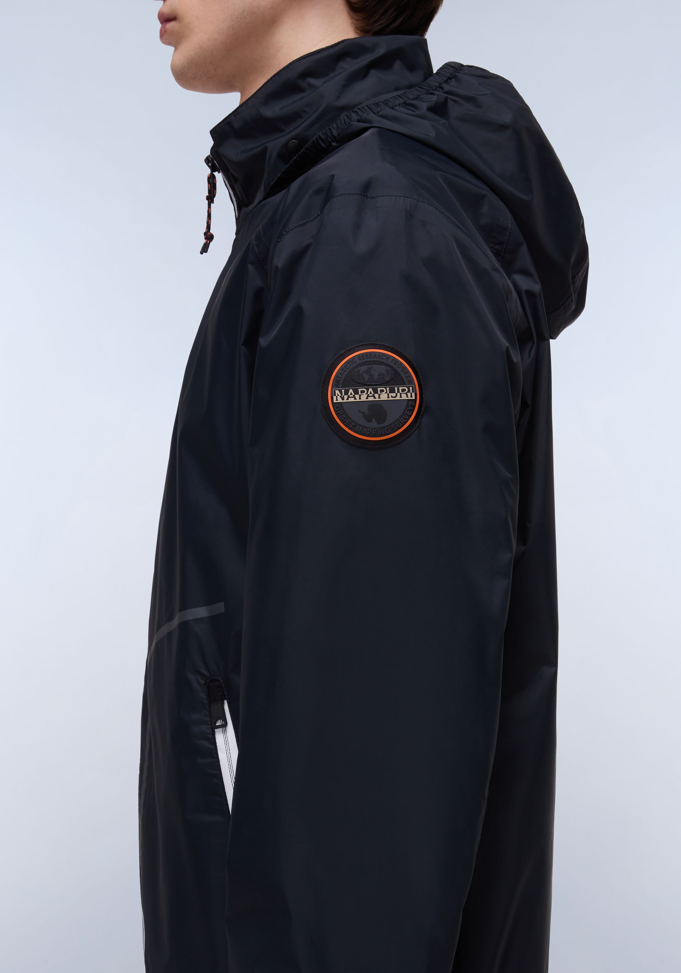 Napapijri Windbreaker »A-CLOUDY 041 BLACK«, mit Kapuze, Mit Gummizug im Saum; mit Stehkragen