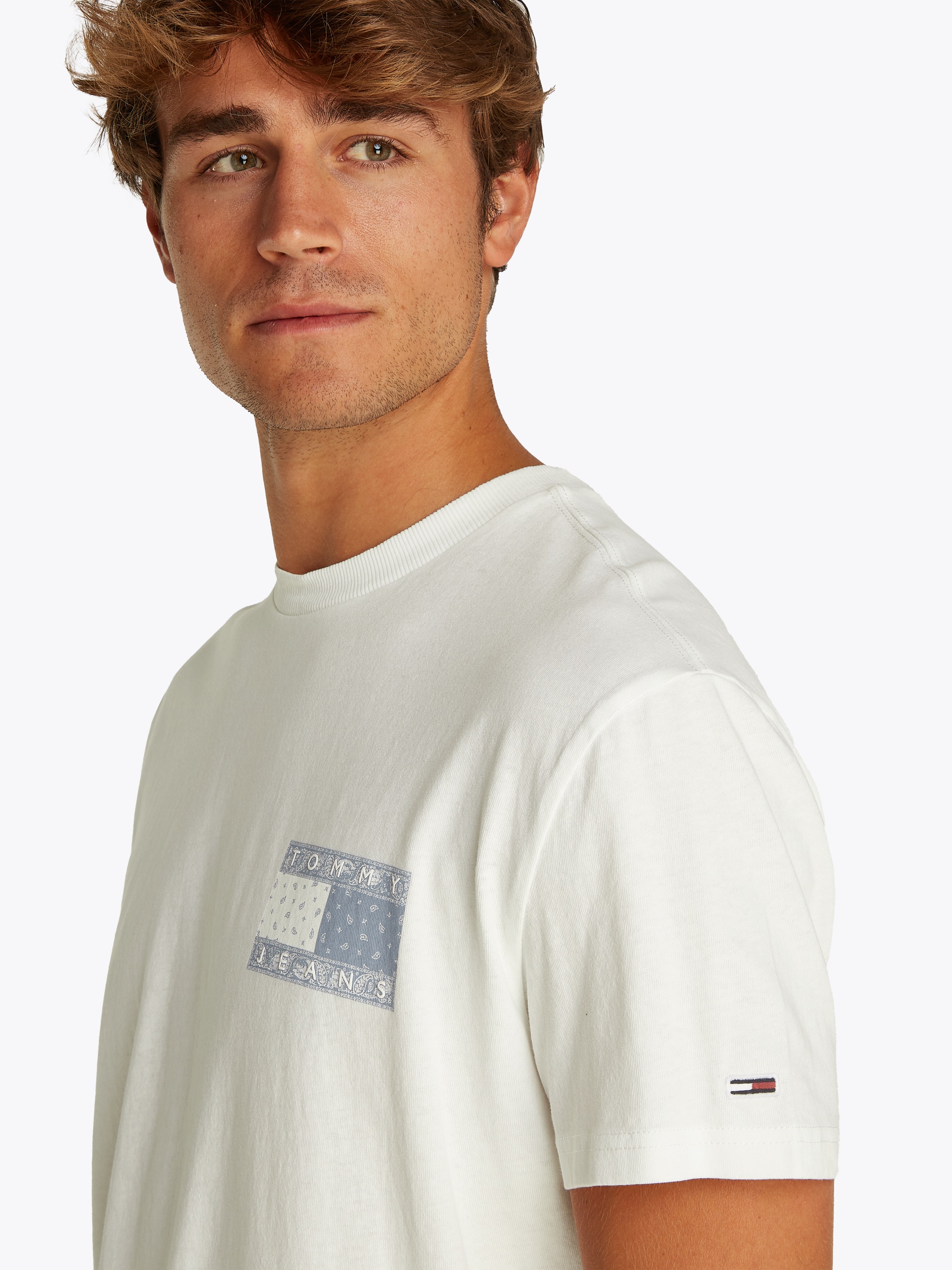 Tommy Jeans Kurzarmshirt »TJM REG PAISLEY FLAG TEE EXT«, Mit Rundhalsausschnitt