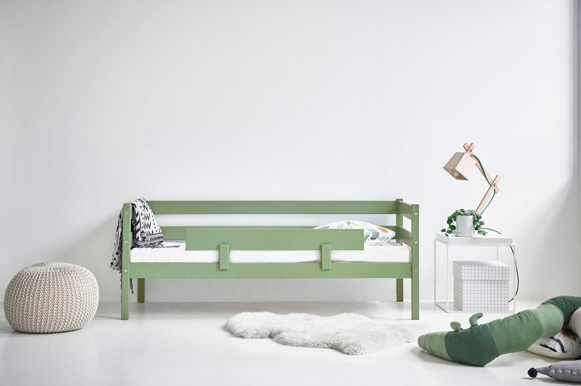 Hoppekids Einzelbett "ECO Comfort Kinderbett, Kiefer Massivholz, Jugendbett inkl. Rollrost" 70x160 cm, wahlweise in verschieden Farben/ Matratze/ Absturzsicherung
