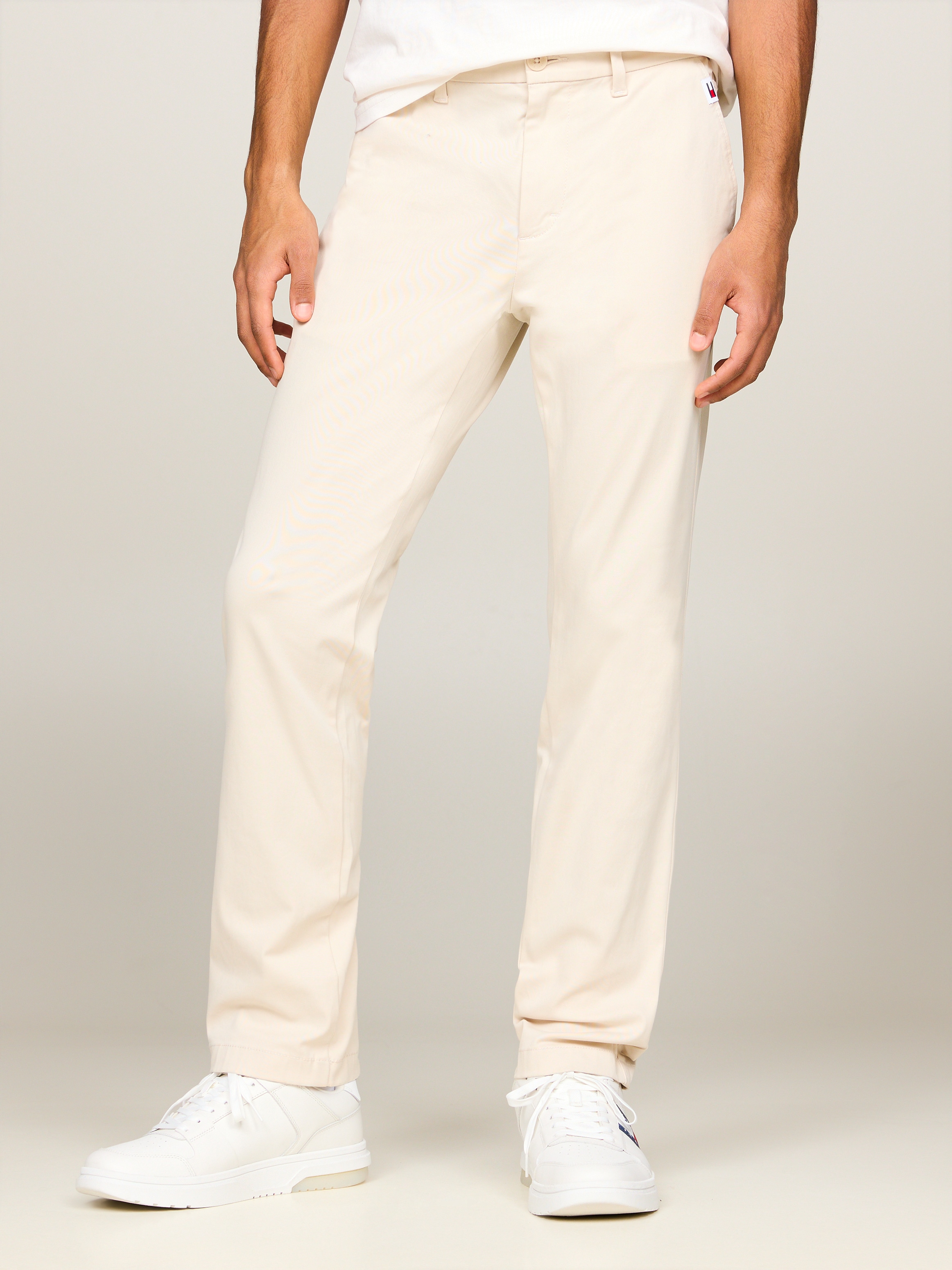 Tommy Jeans Chinohose »TJM AUSTIN LIGHTWEIGHT CHINO«, mit Logopatch