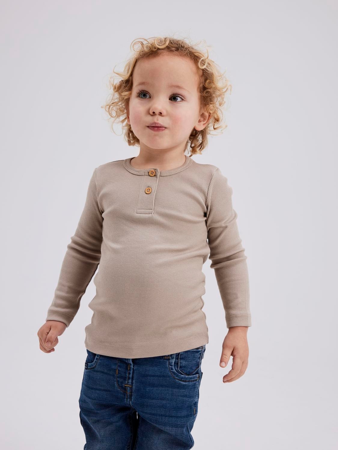 Langarmshirt NAME IT "NMMKAB LS TOP NOOS", Jungen, Gr. 98, beige (pure cashmere), Feinripp, Obermaterial: 57% Baumwolle, 38% Modal, 5% Elasthan, meliert, normal normal, Rundhals, abgesteppte Kante, Shirts Langarmshirt, Im Henley-Stil - mit kurzer Knopflei