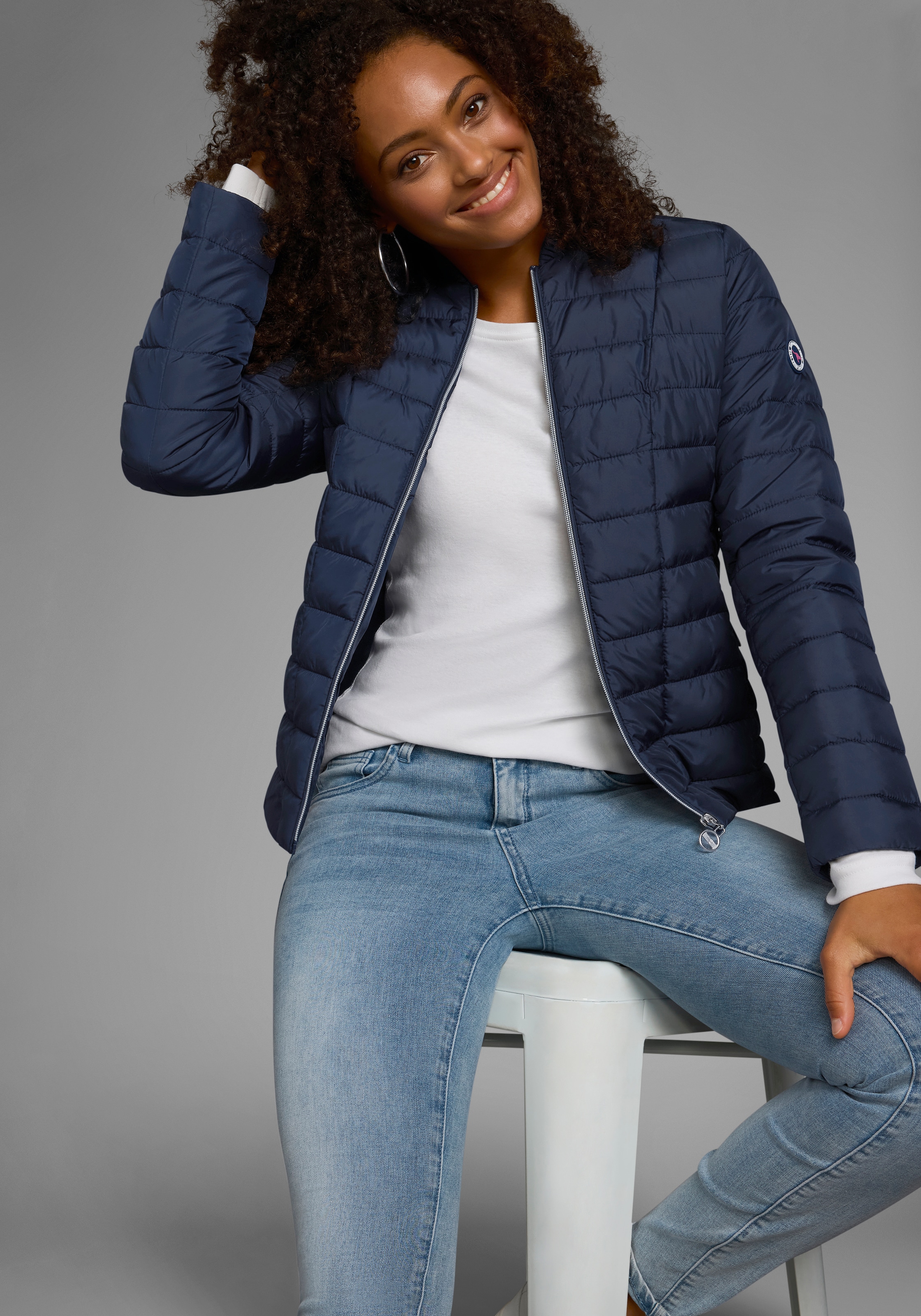 KangaROOS Steppjacke, figurbetonter Schnitt, hüftlange Passform
