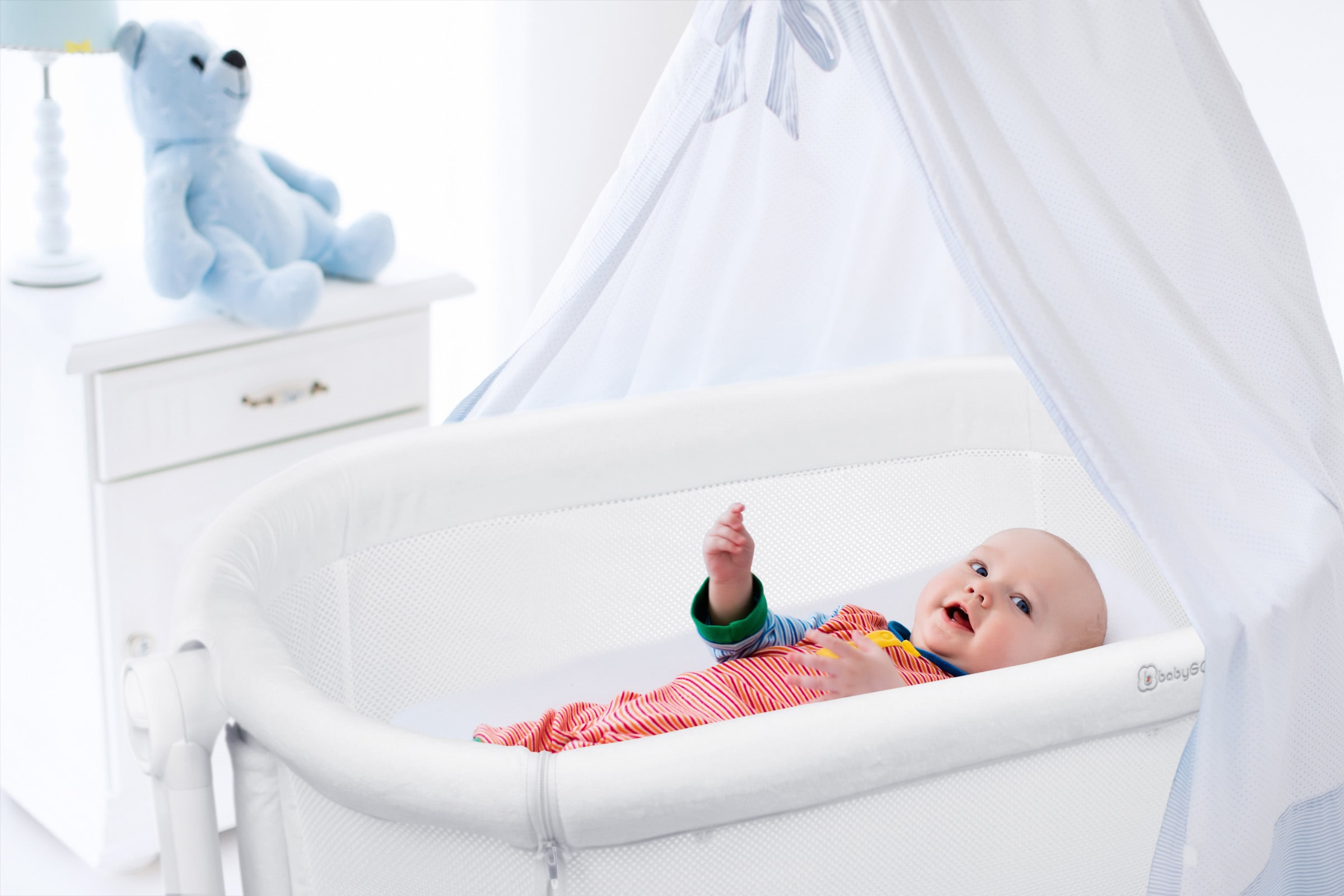 »Amila, BabyGo mit BAUR bestellen | Schaukelfunktion beige Beistellbett white«,