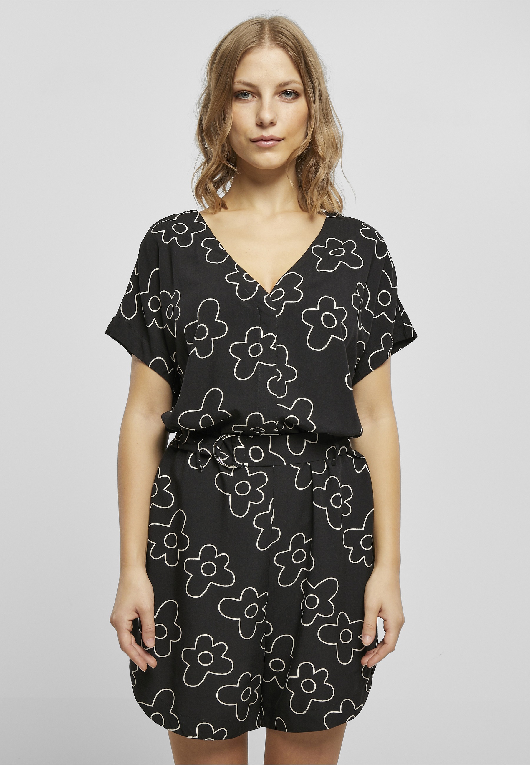 URBAN CLASSICS Jumpsuit »Urban Classics Damen Ladies Short Viscose Belt Jumpsuit« 1 Stk.