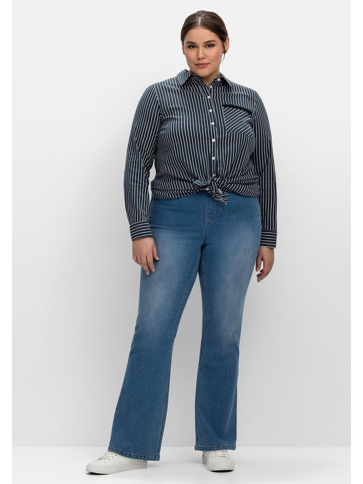 | und Gummibund »Große kaufen Bootcut-Jeans BAUR Kontrastnähten mit Größen«, online Sheego