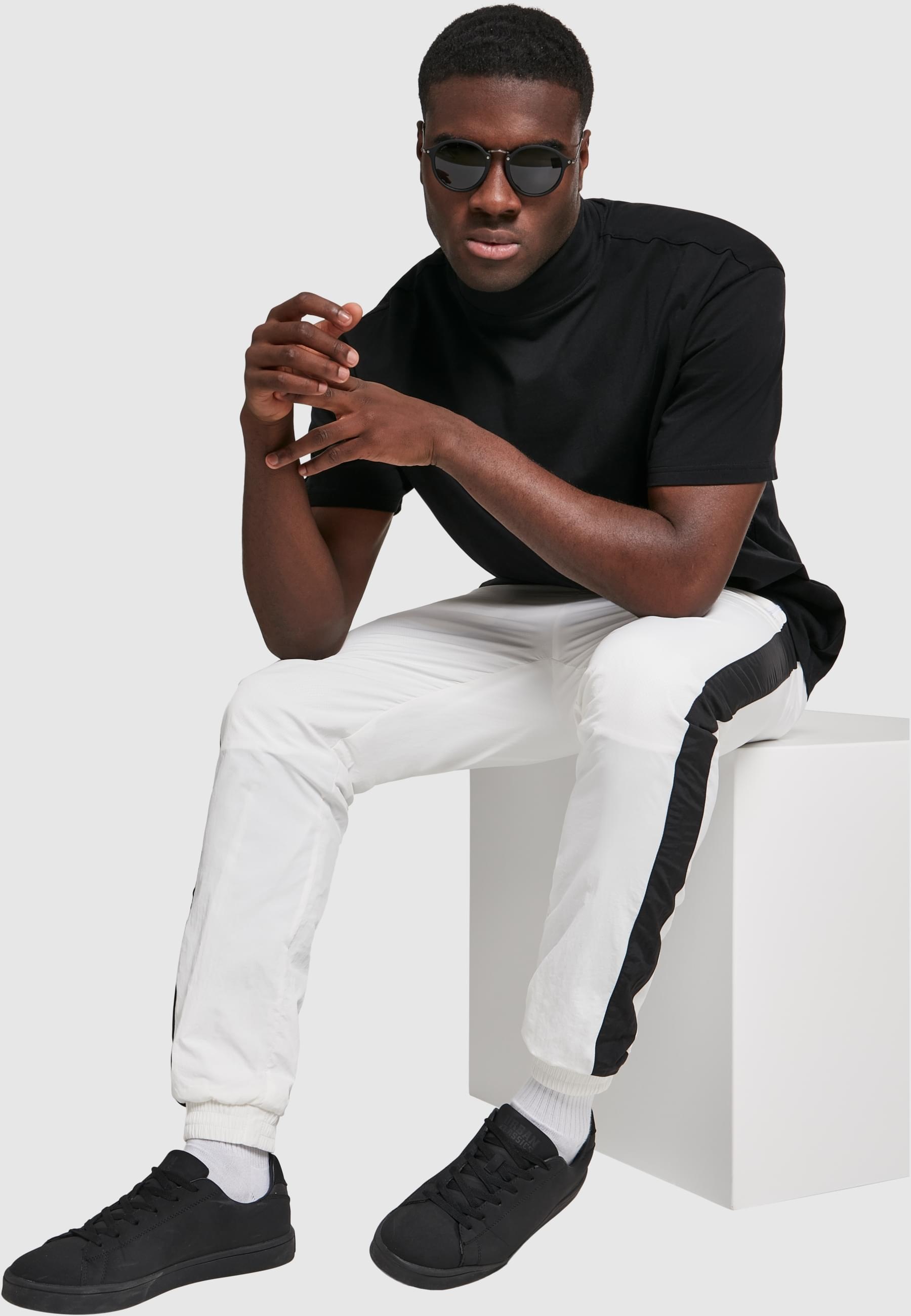 URBAN CLASSICS Stoffhose »Urban Classics Herren Side Striped Crinkle Track Pants«, (1 tlg.)