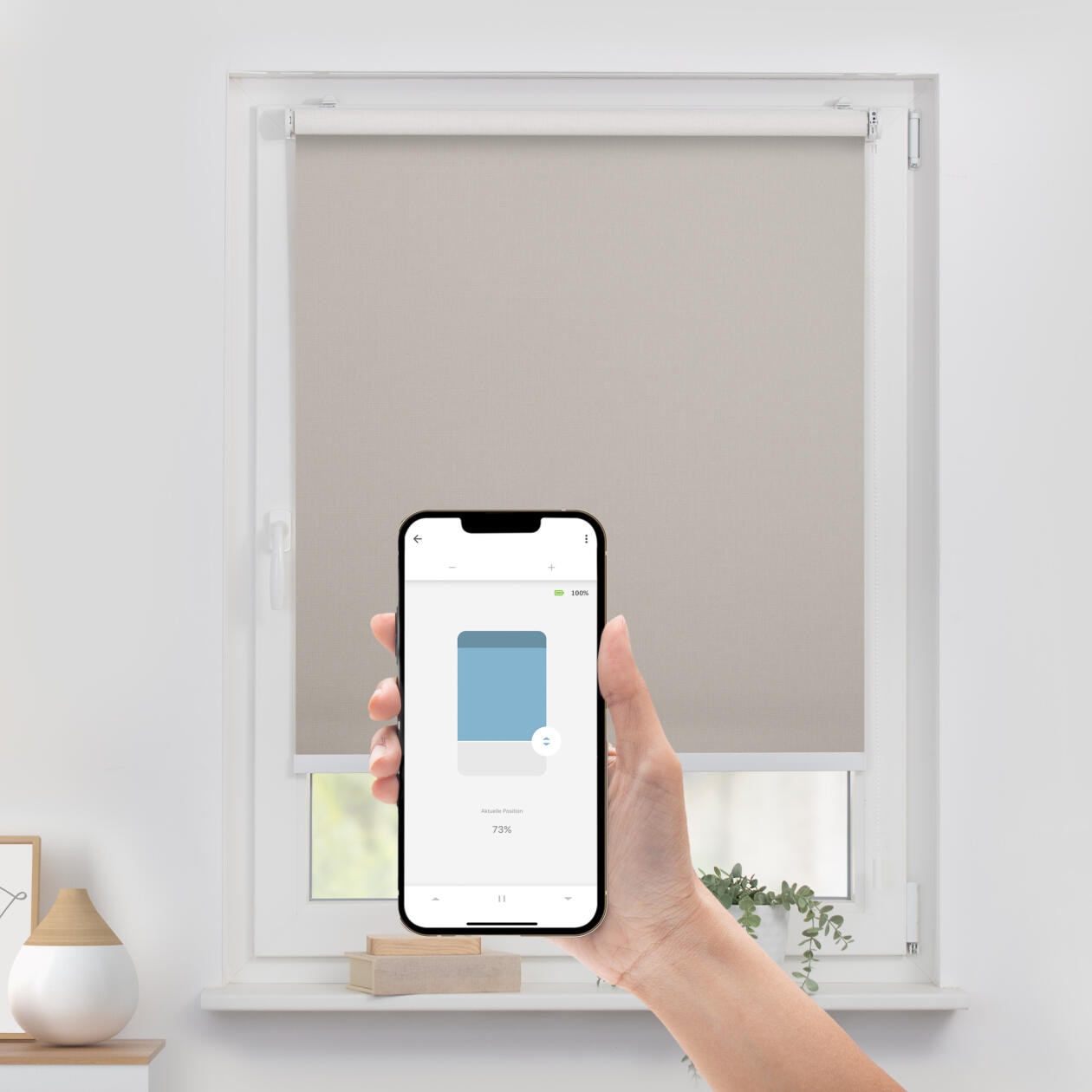 LICHTBLICK ORIGINAL Rollo »Klemmfix, ohne Bohren«, verdunkelnd, Blendschutz-Sichtschutz-Verdunkelung, mit Bohren/ohne Bohren, freihängend, Steuerbar mit Bluetooth-App, integrierter Elektromotor und Akku