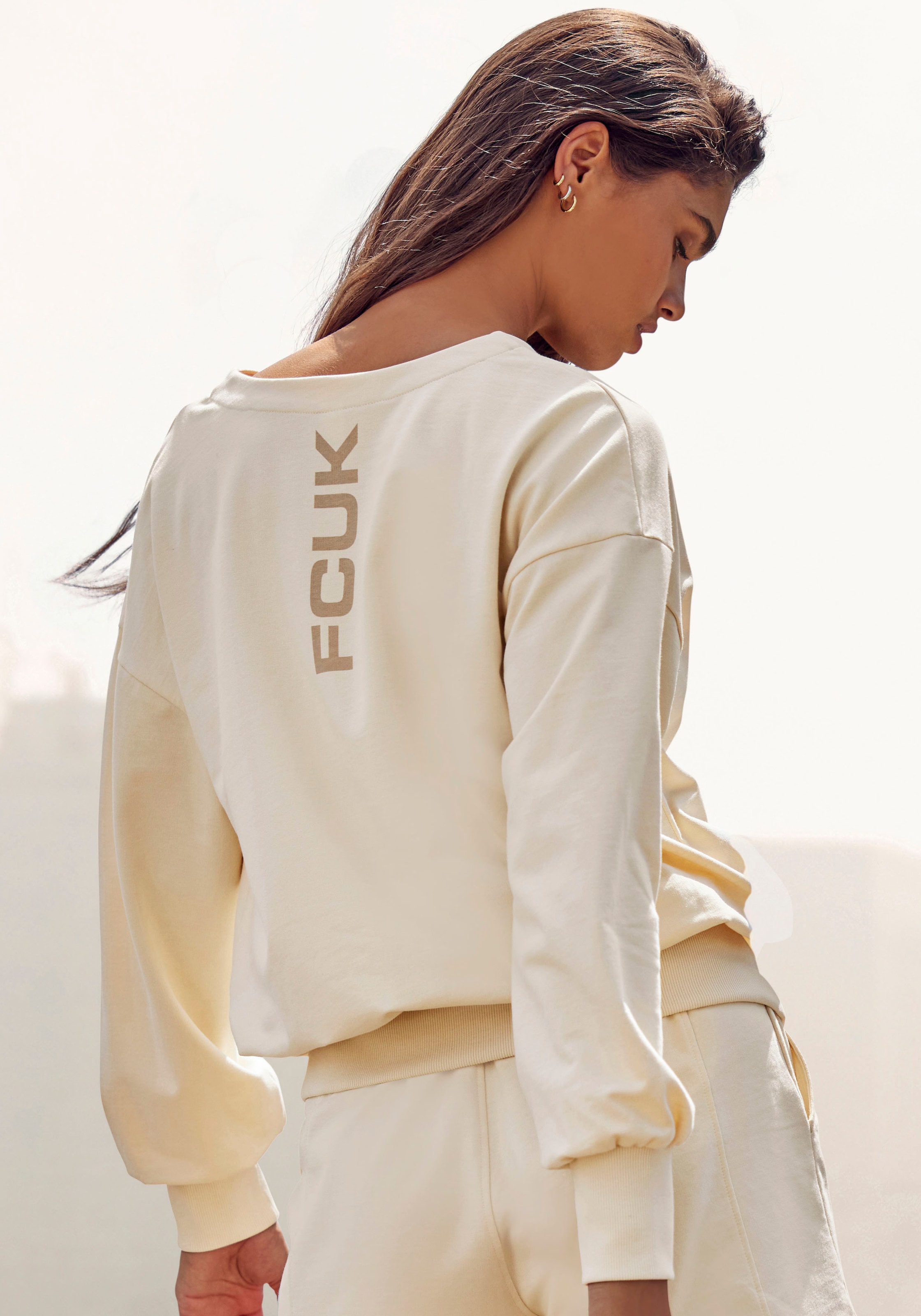 FCUK Sweatshirt 1 Stk. tlg. Sweatshirt mit V-Ausschnitt und großen Rückenpr günstig online kaufen