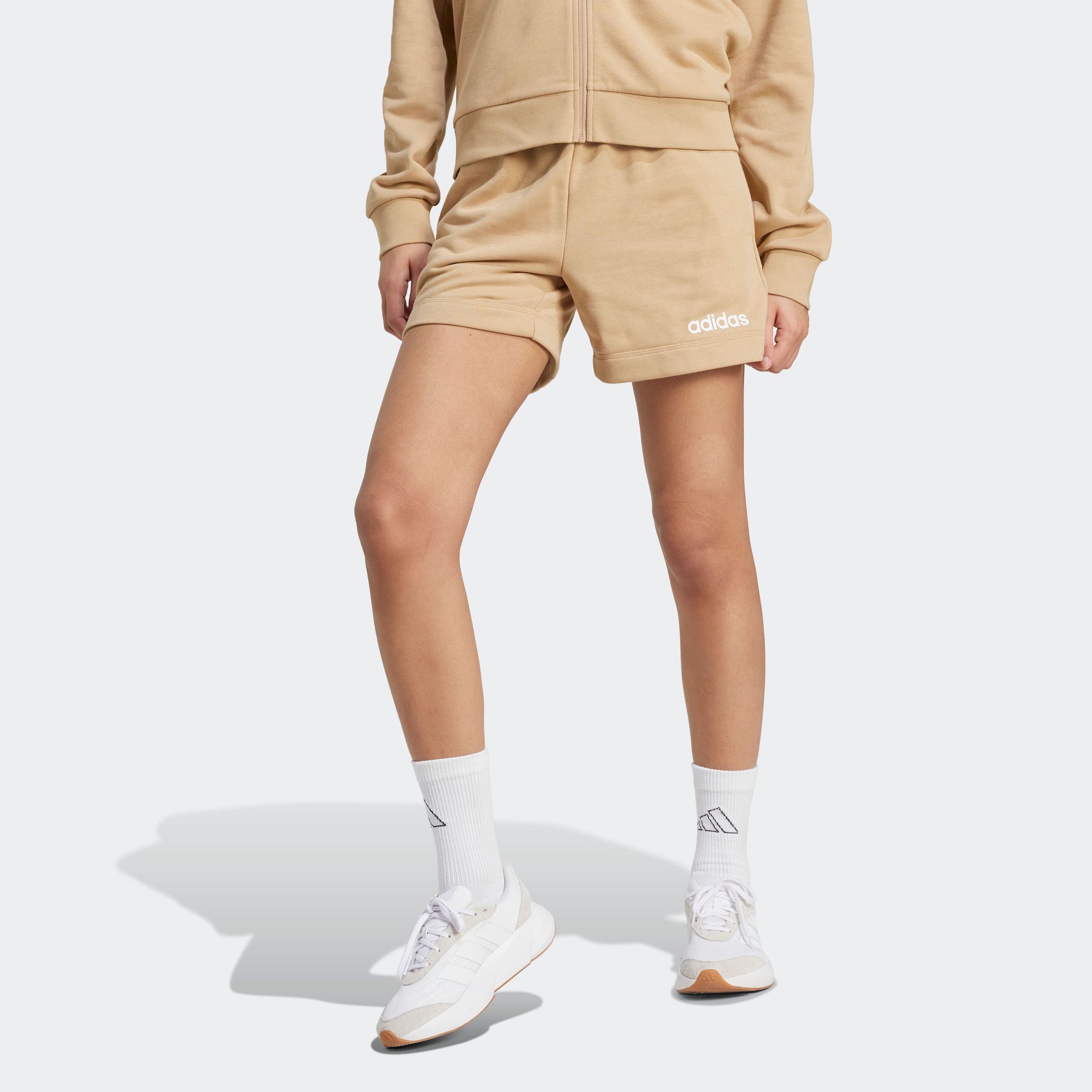 adidas Sportswear Shorts »W LIN FT SHO«, (1 tlg.), Mitelhoher Bund mit Kordelzug, aus weichem French Terry