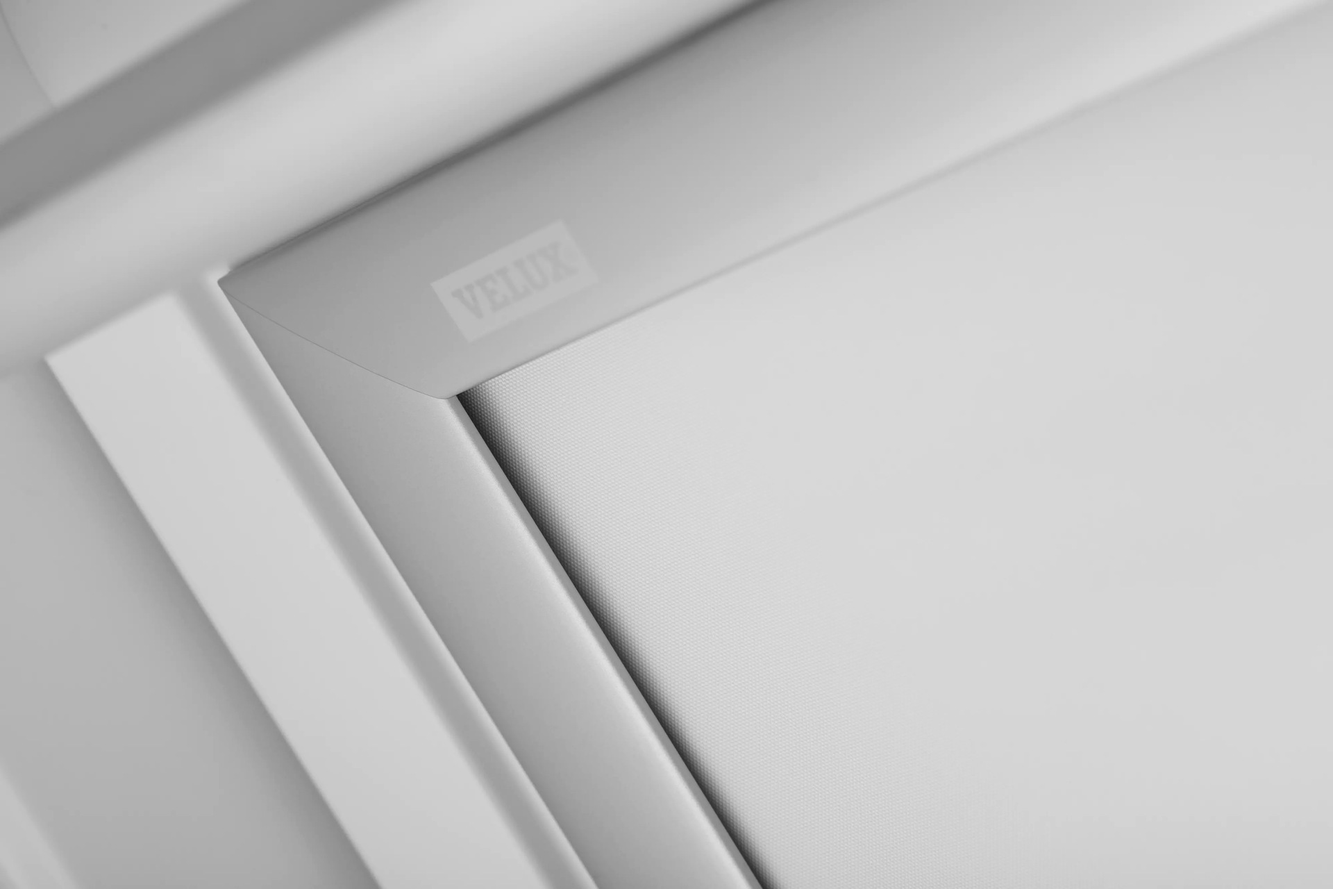 VELUX Verdunklungsrollo »DKL 1025S«, verdunkelnd, ohne Bohren, in Führungsschienen, Stoff weiß mit weißen Führungsschienen & Griffleiste