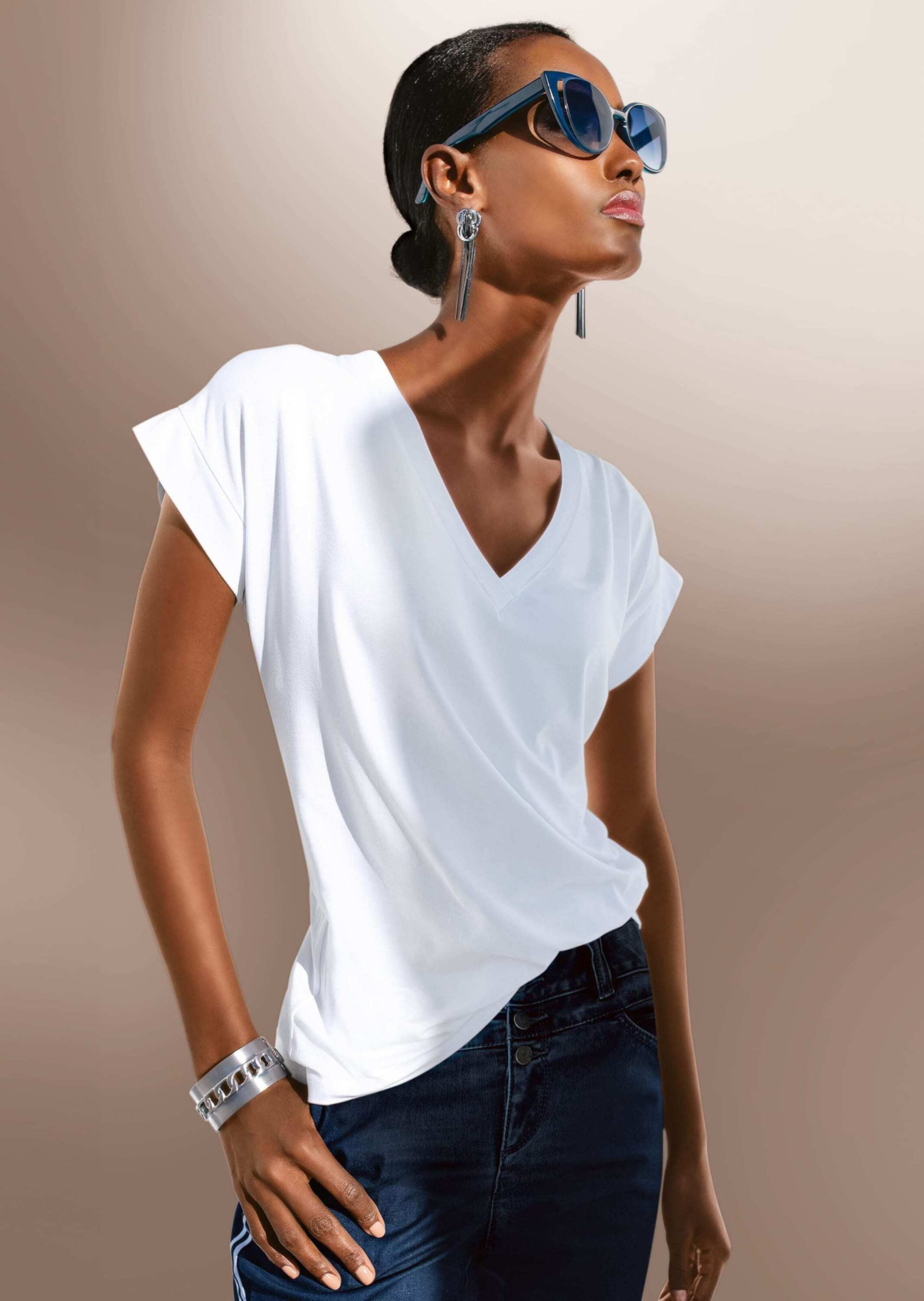 MADELEINE Kurzarmshirt »Shirt Zeitloses Blusenshirt mit V-Ausschnitt«