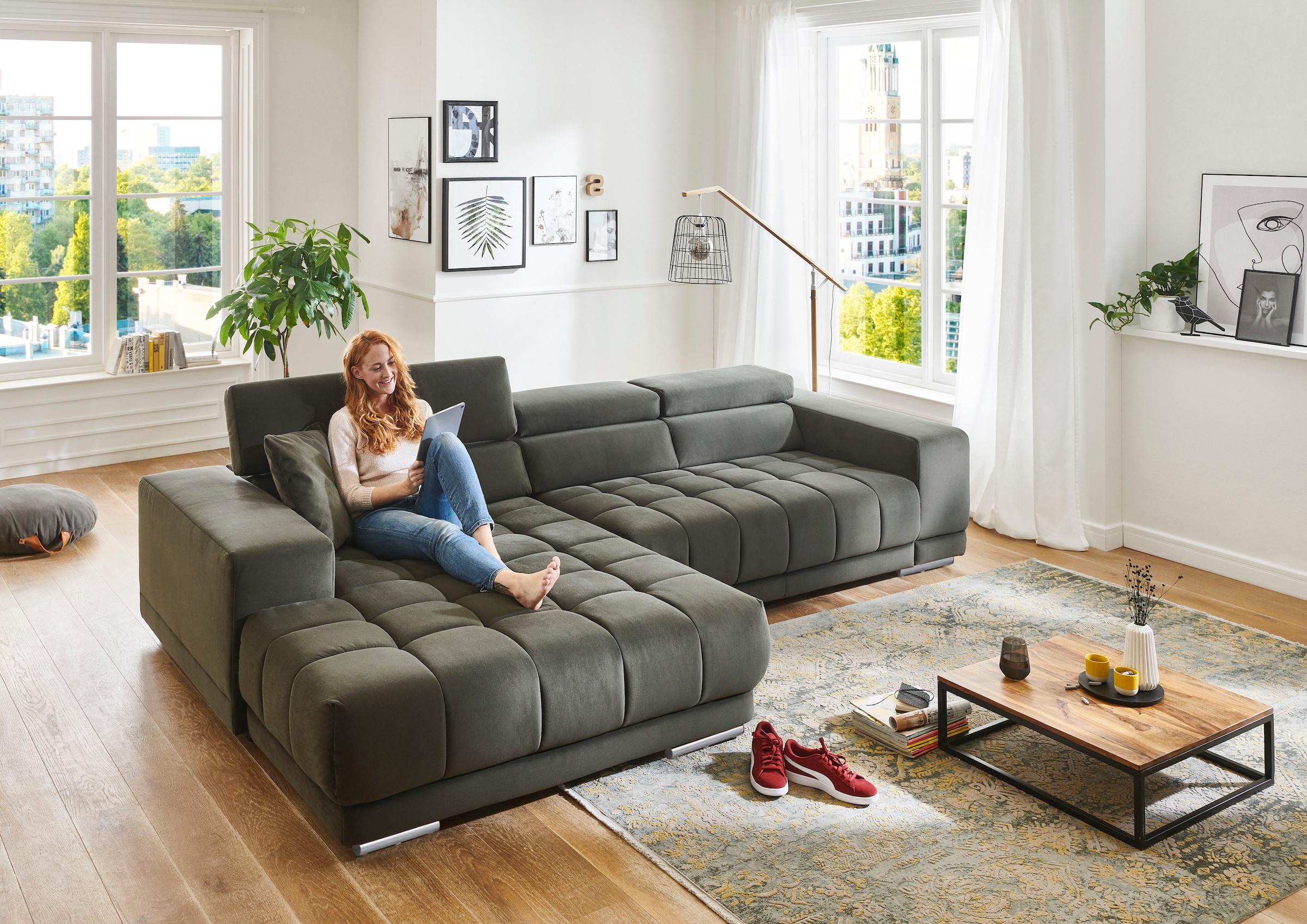 Die PlanBar Ecksofa "MP-IN15053 L-Form extra breiter Schenkel" mit Kopfteilverstellung, wahlweise mit manueller Vorziehbank