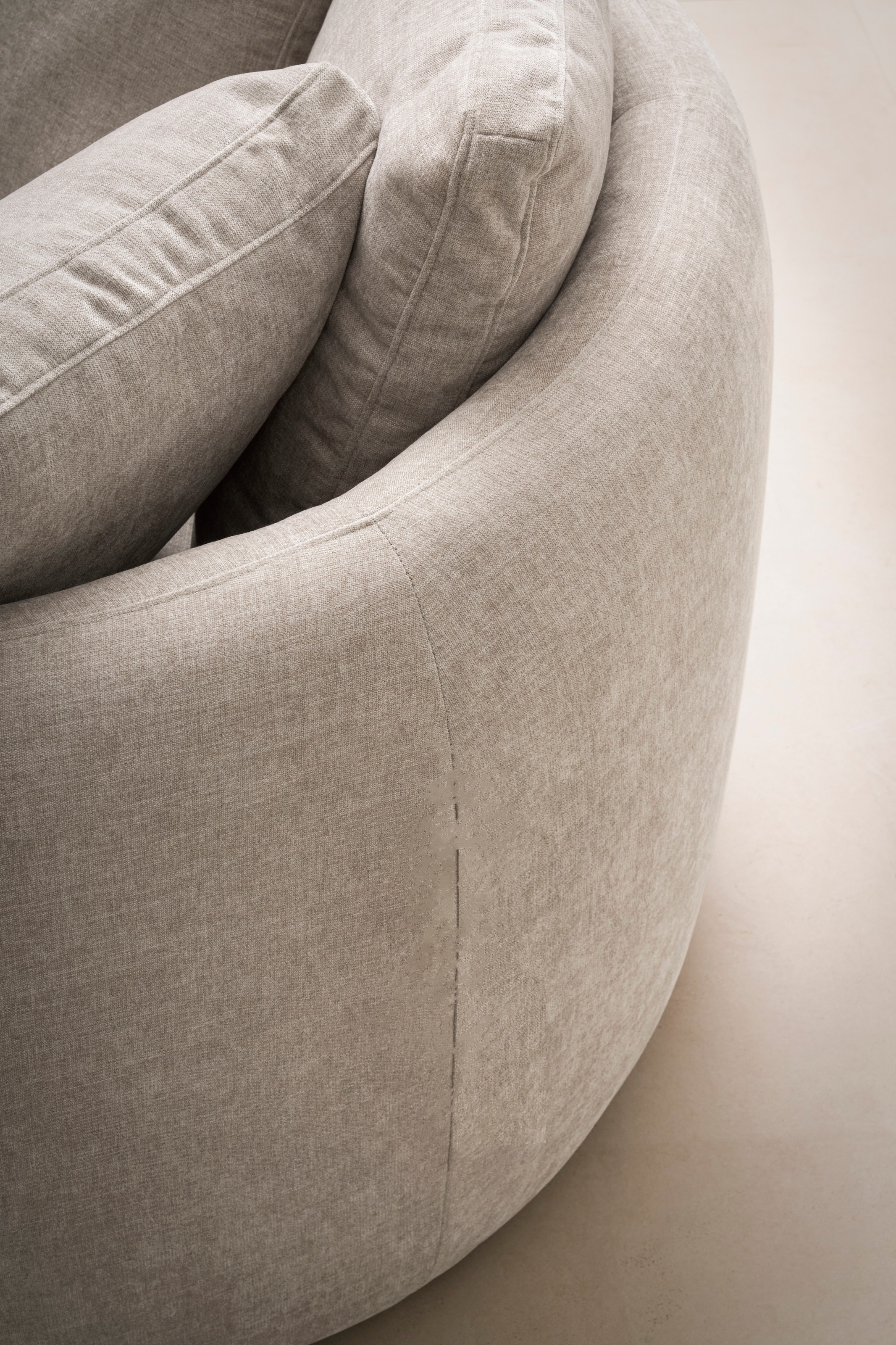 OTTO products Sessel »Kaarl, moderner Rundsessel, Loungesessel, Loveseat« Webstoff, in fünf Farben, inkl. Rückenkissen, zeitloses Design