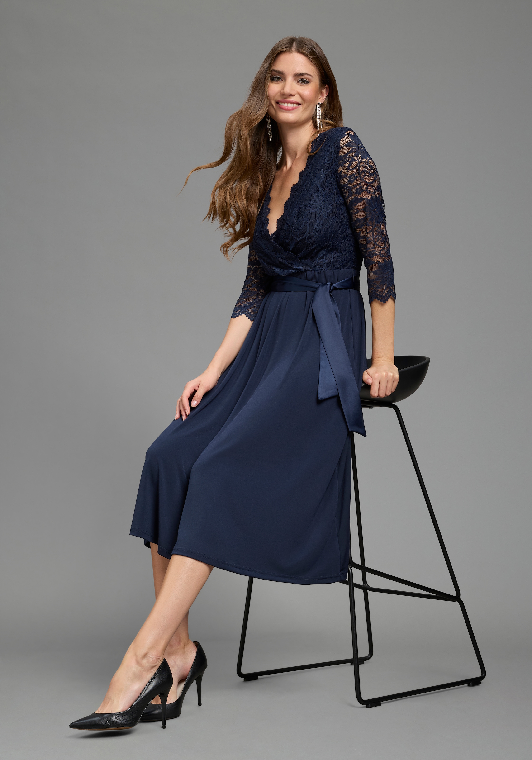 Laura Scott Abendkleid aus Jersey und Spitze, mit V-Ausschnitt in Wickeloptik