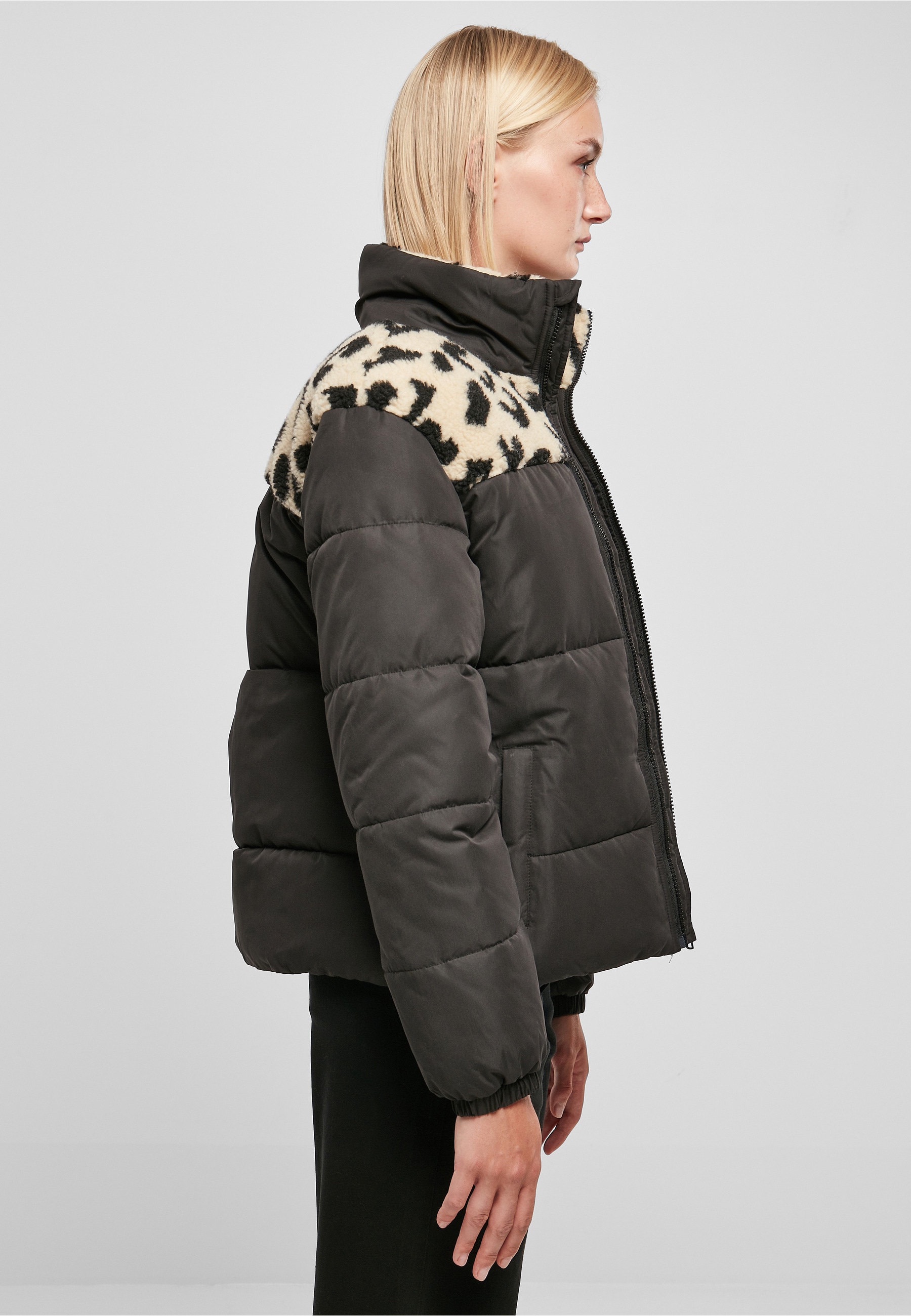 URBAN CLASSICS Winterjacke »Urban Classics Damen Ladies AOP Sherpa Mixed Puffer Jacket« 1 Stk. tlg. ohne Kapuze