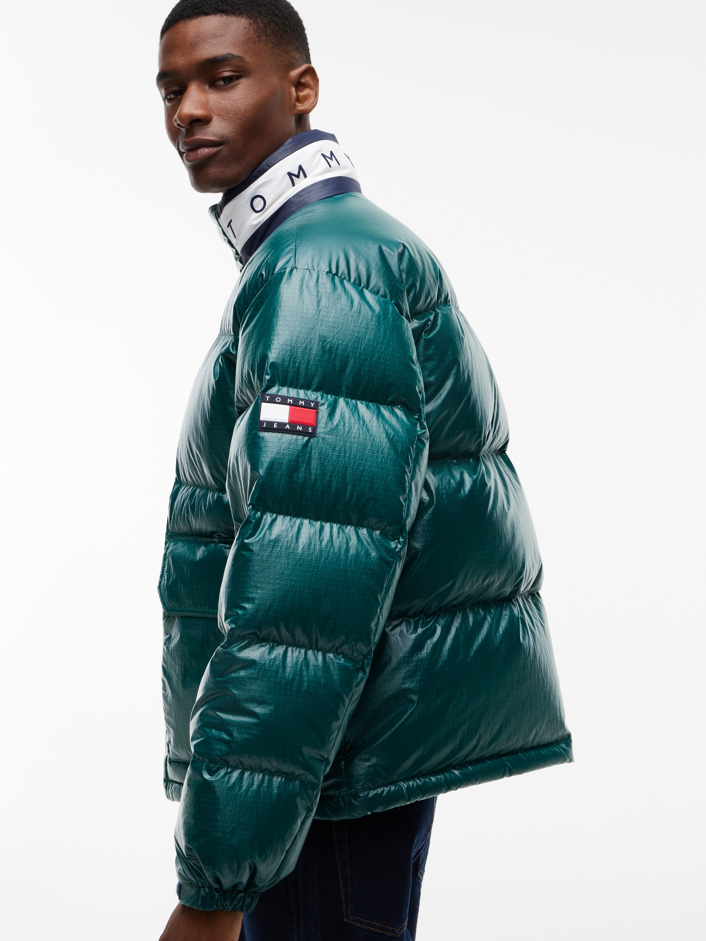 Tommy Jeans Daunenjacke »TJM ALASKA DOWN FLAG« glänzende Oberfläche, mit Daunenfüllung